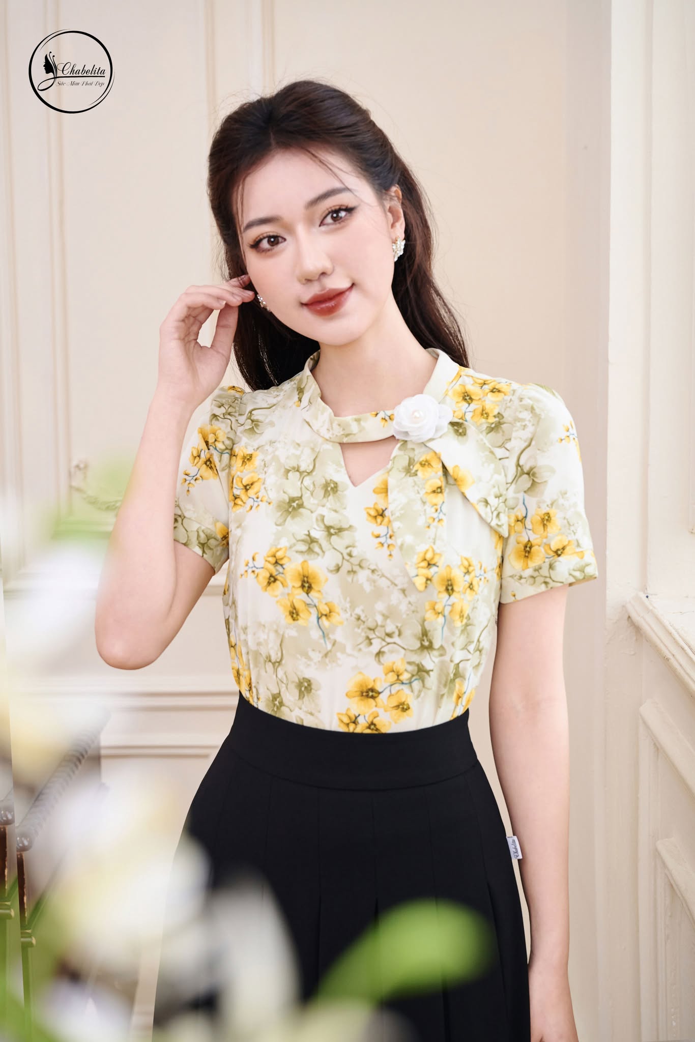 Áo sơ mi cổ cách điệu tay lỡ hoa vàng