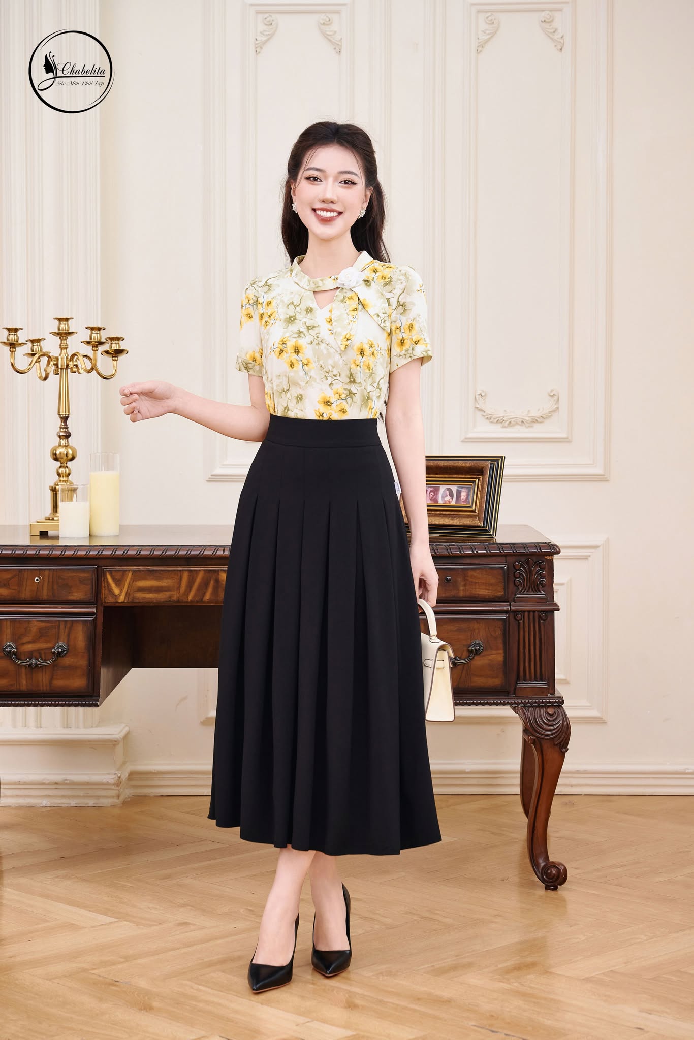 Áo sơ mi cổ cách điệu tay lỡ hoa vàng