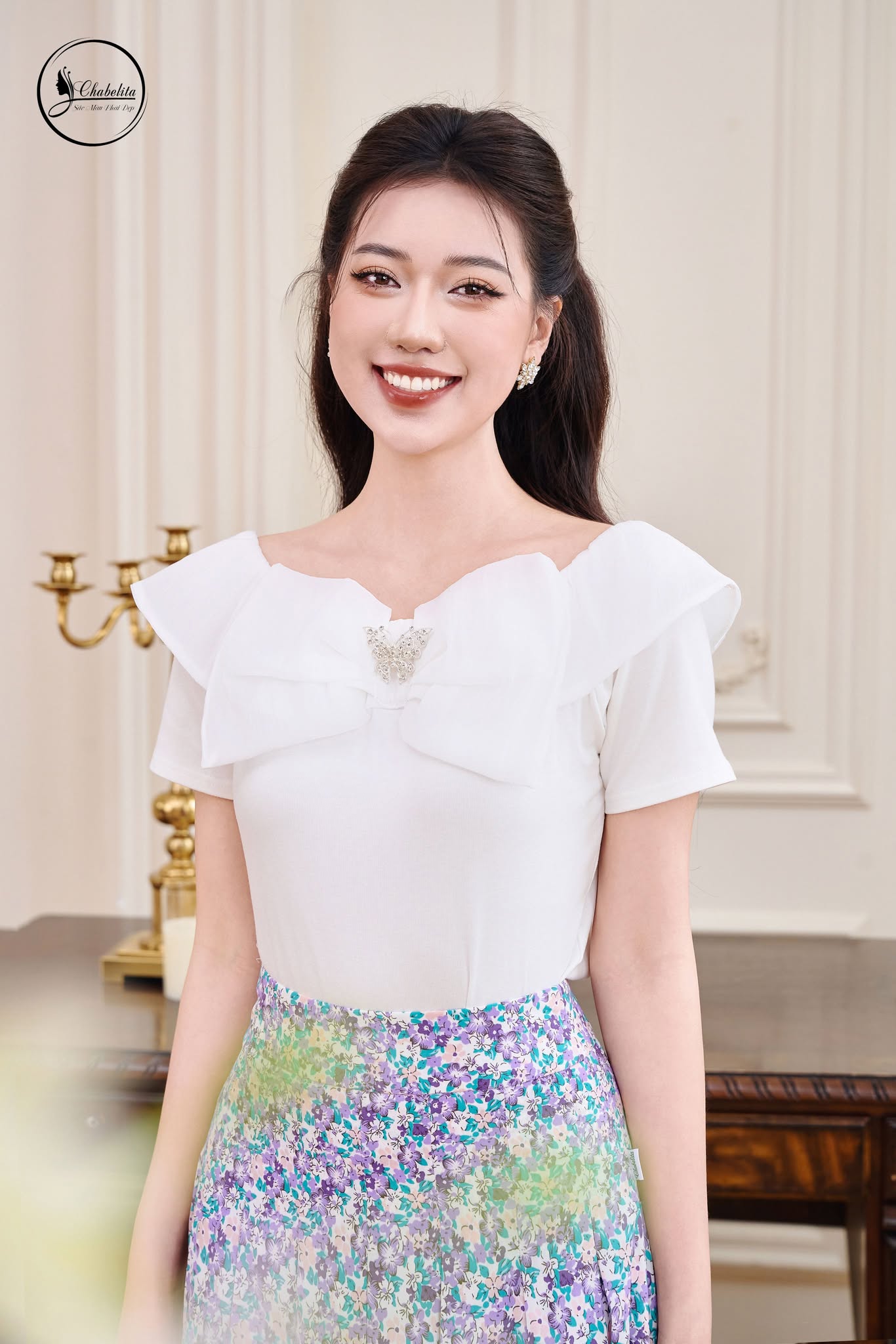 Áo trễ vai cách điệu màu trắng