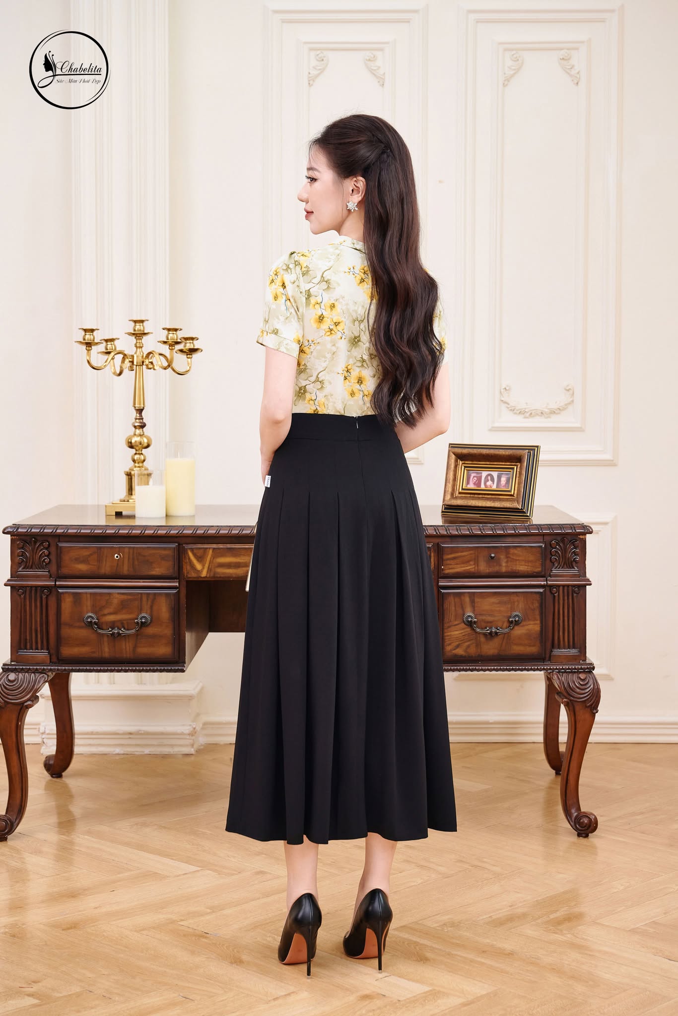 Áo sơ mi cổ cách điệu tay lỡ hoa vàng