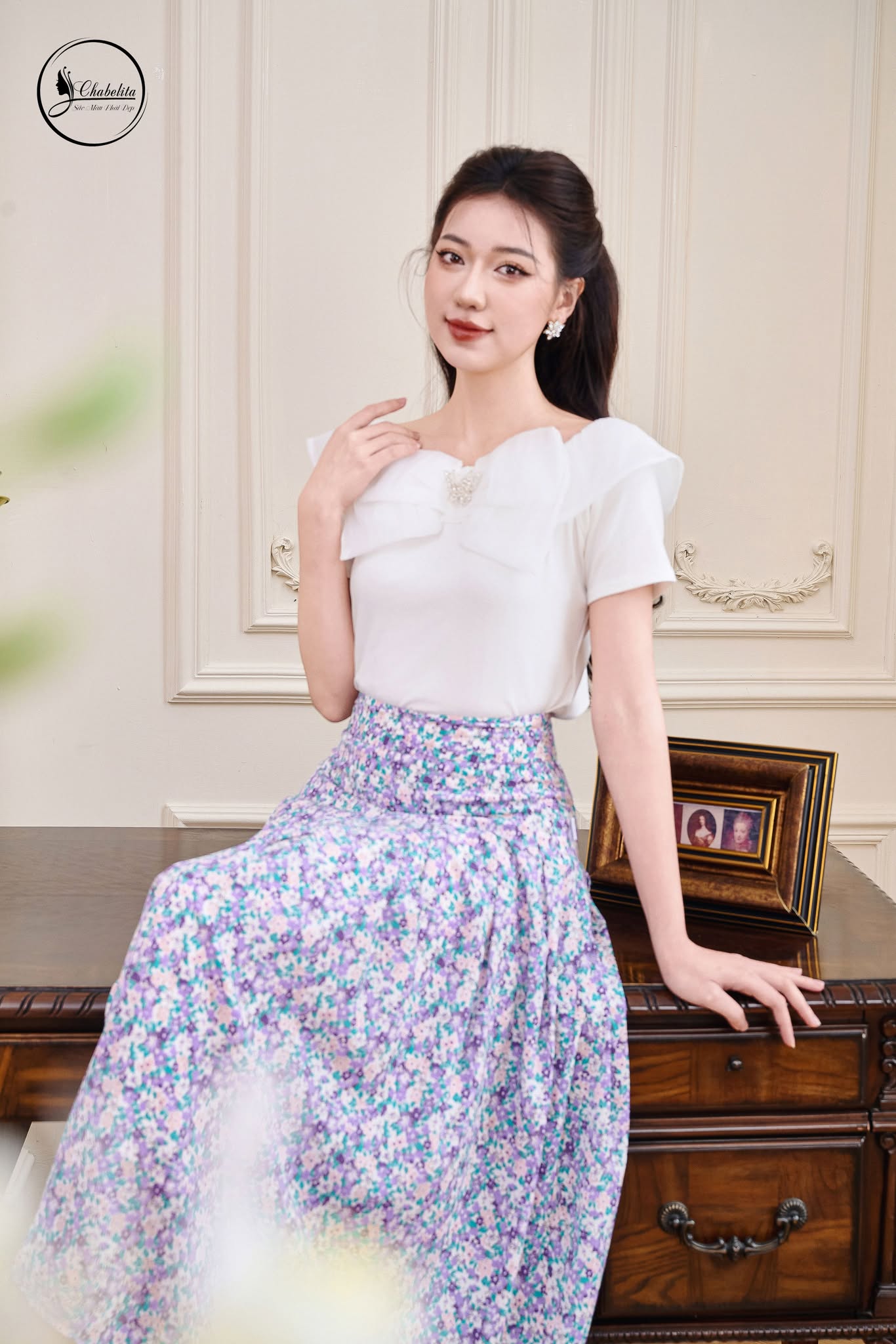 Áo trễ vai cách điệu màu trắng