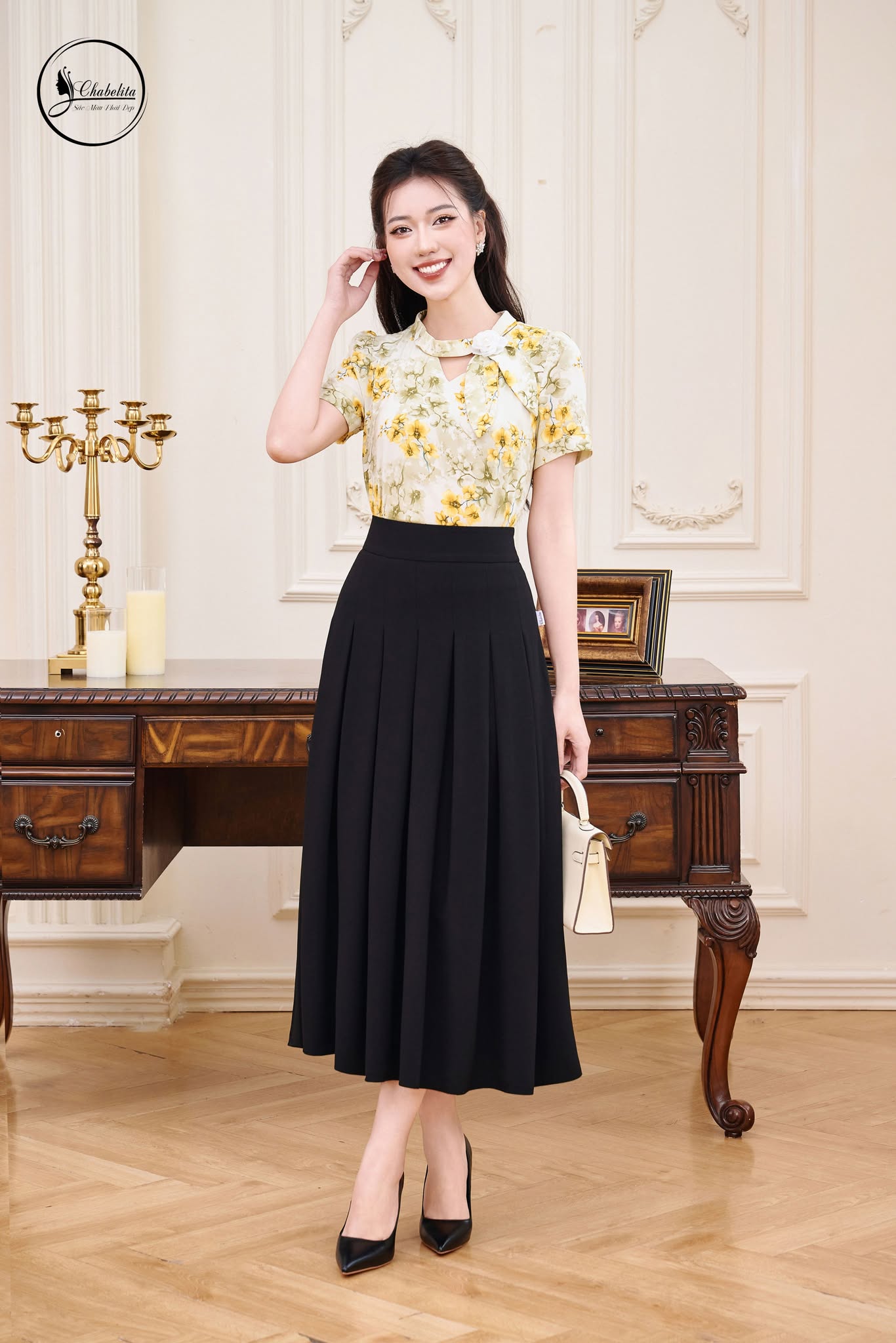 Áo sơ mi cổ cách điệu tay lỡ hoa vàng