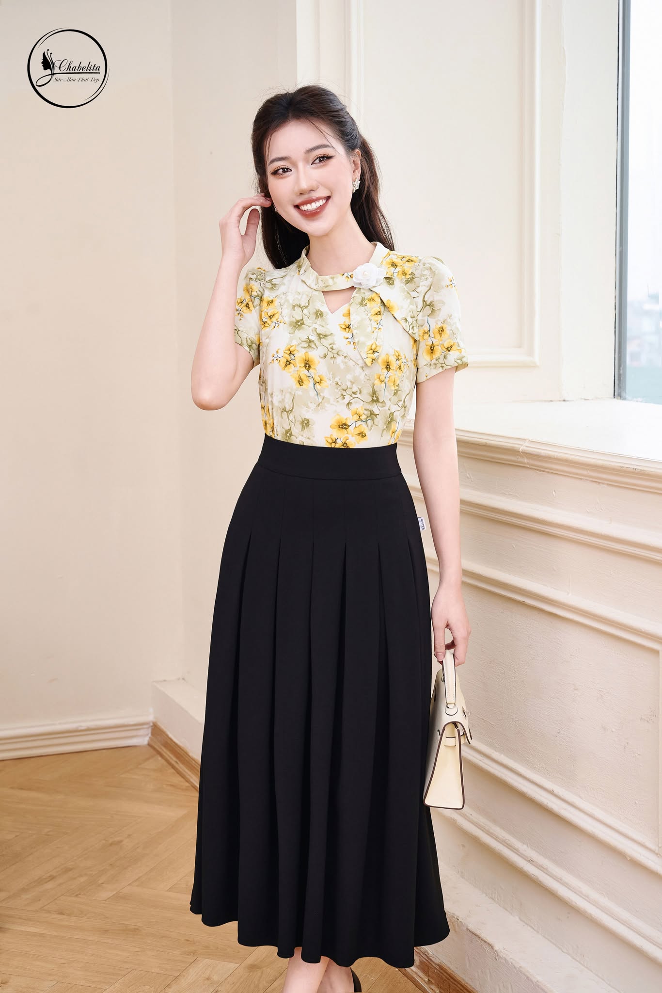 Áo sơ mi cổ cách điệu tay lỡ hoa vàng