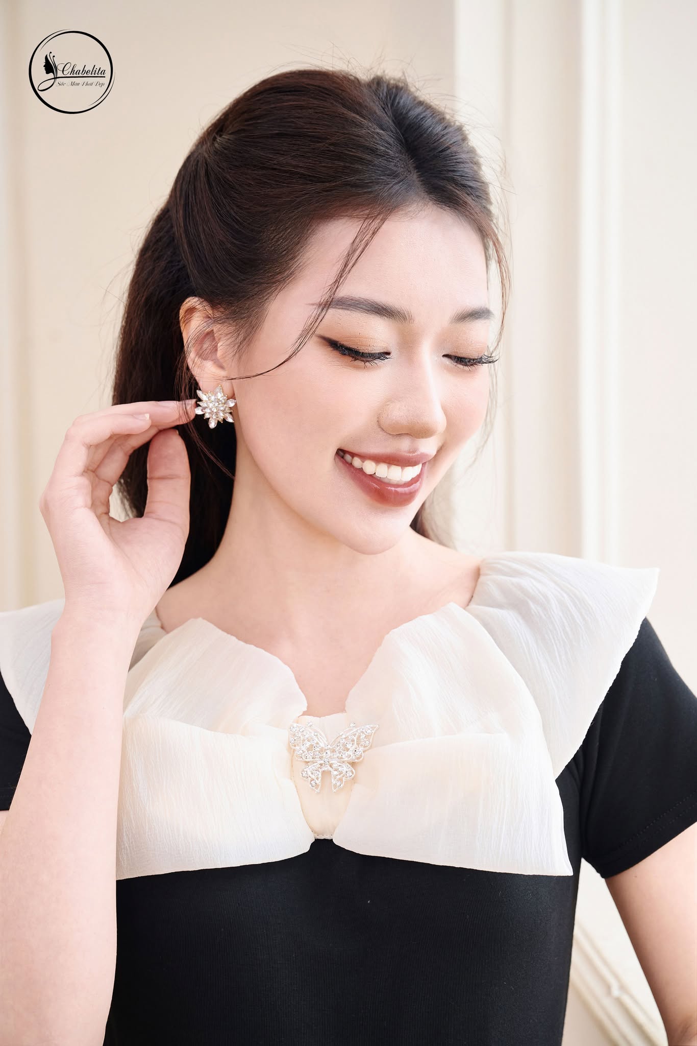 Áo trễ vai cách điệu màu đen