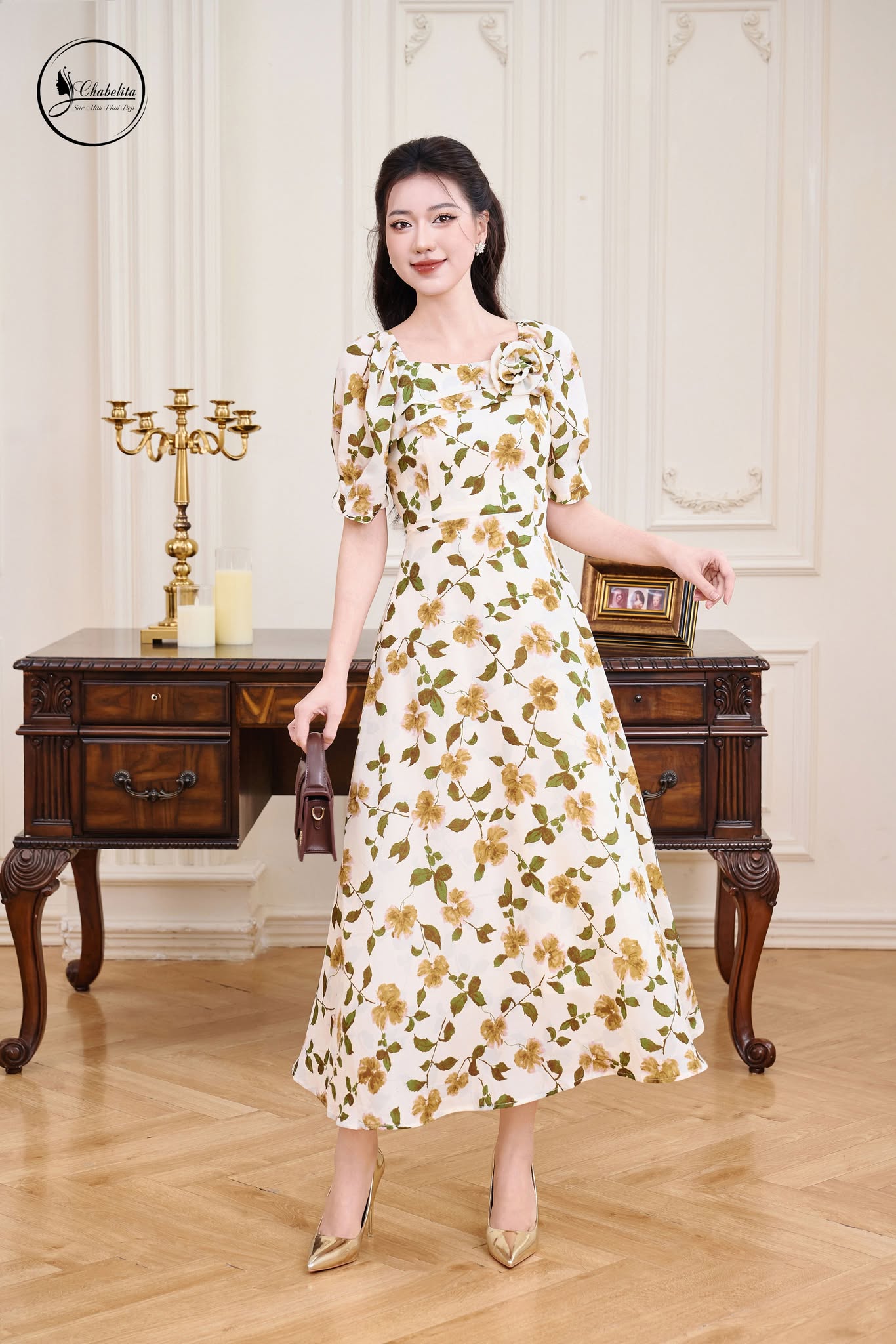 Đầm hoa xòe tay lỡ cổ đính hoa màu be