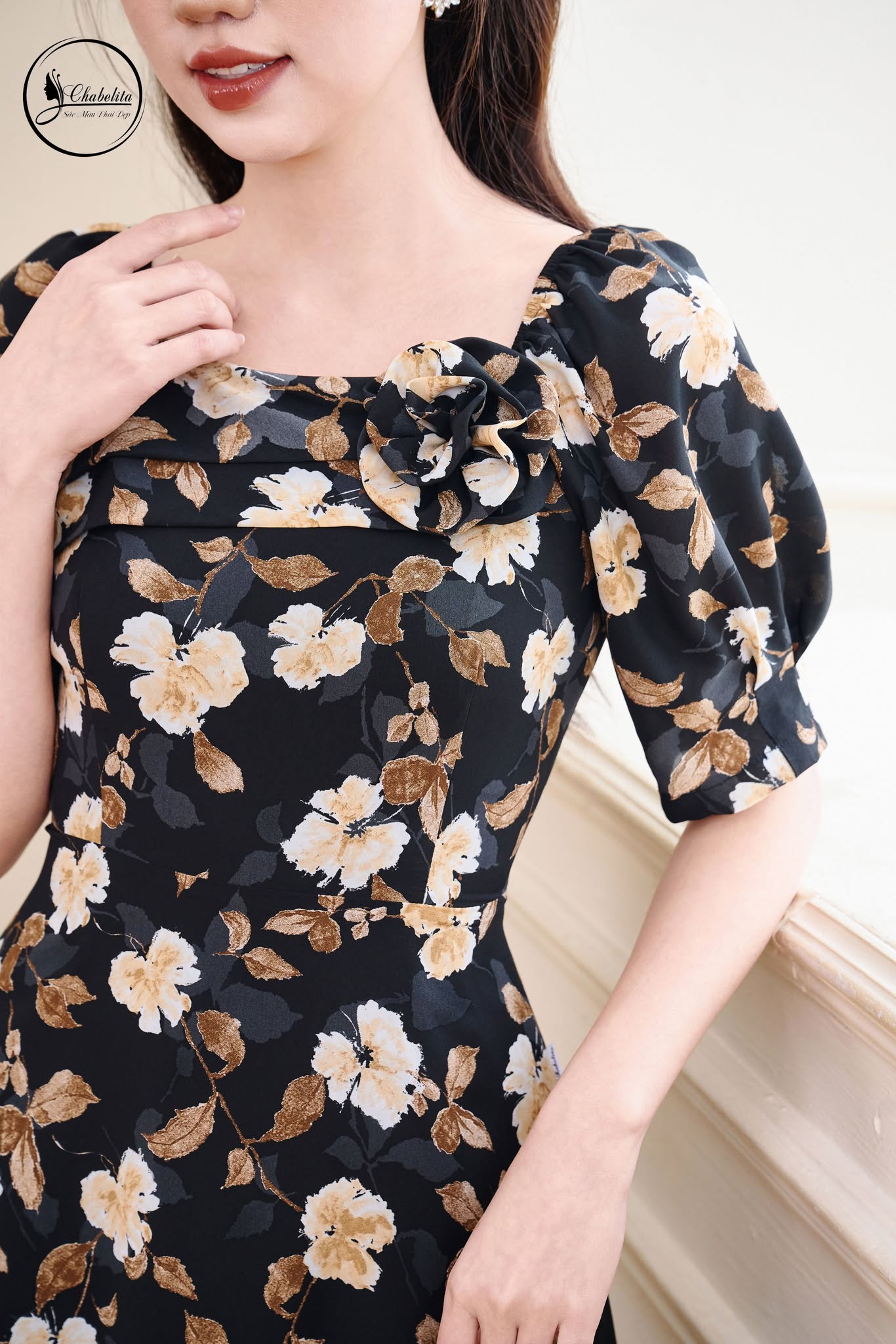 Đầm hoa xòe tay lỡ cổ đính hoa màu đen