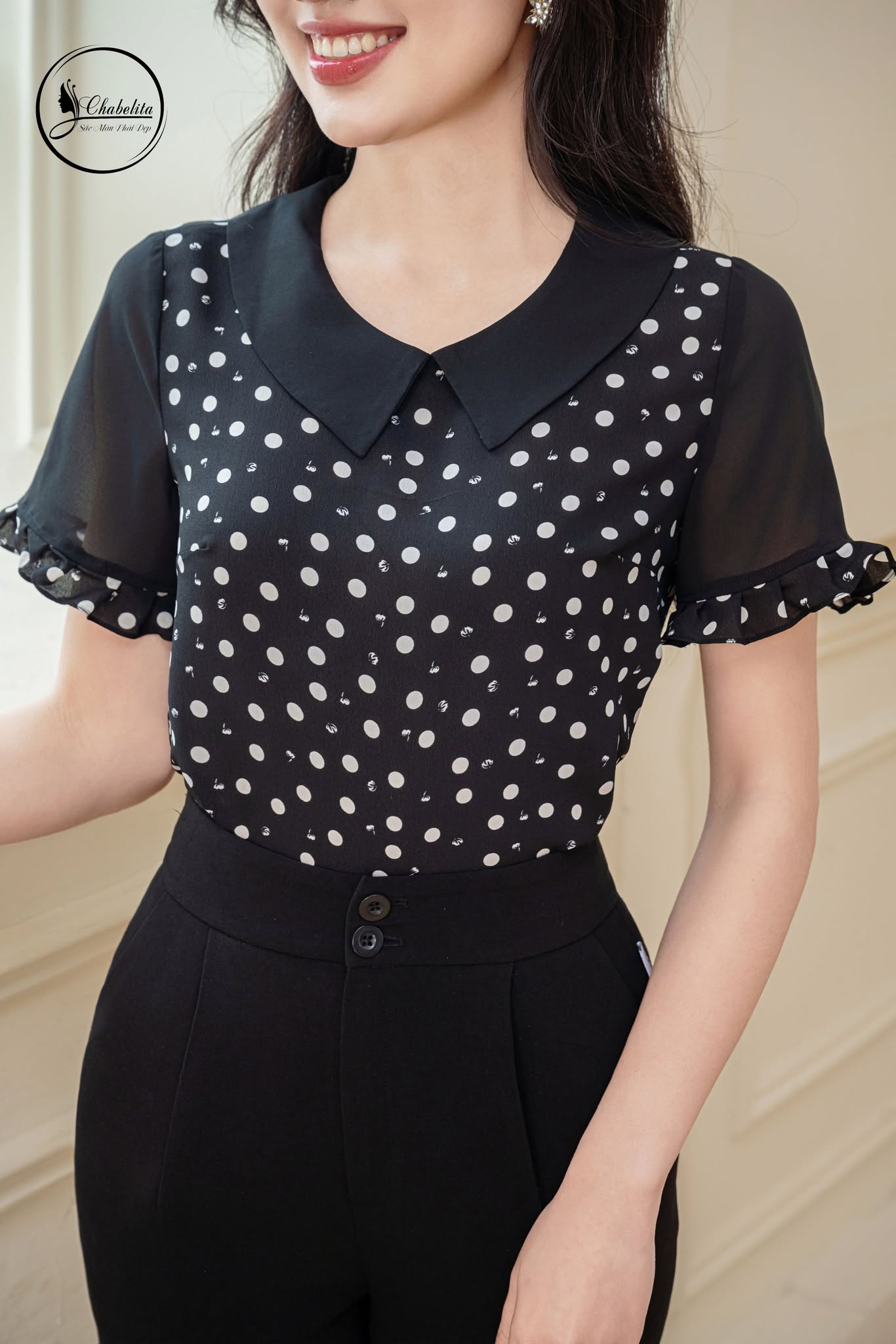 Áo sơ mi cổ sen phối tay màu đen chấm bi