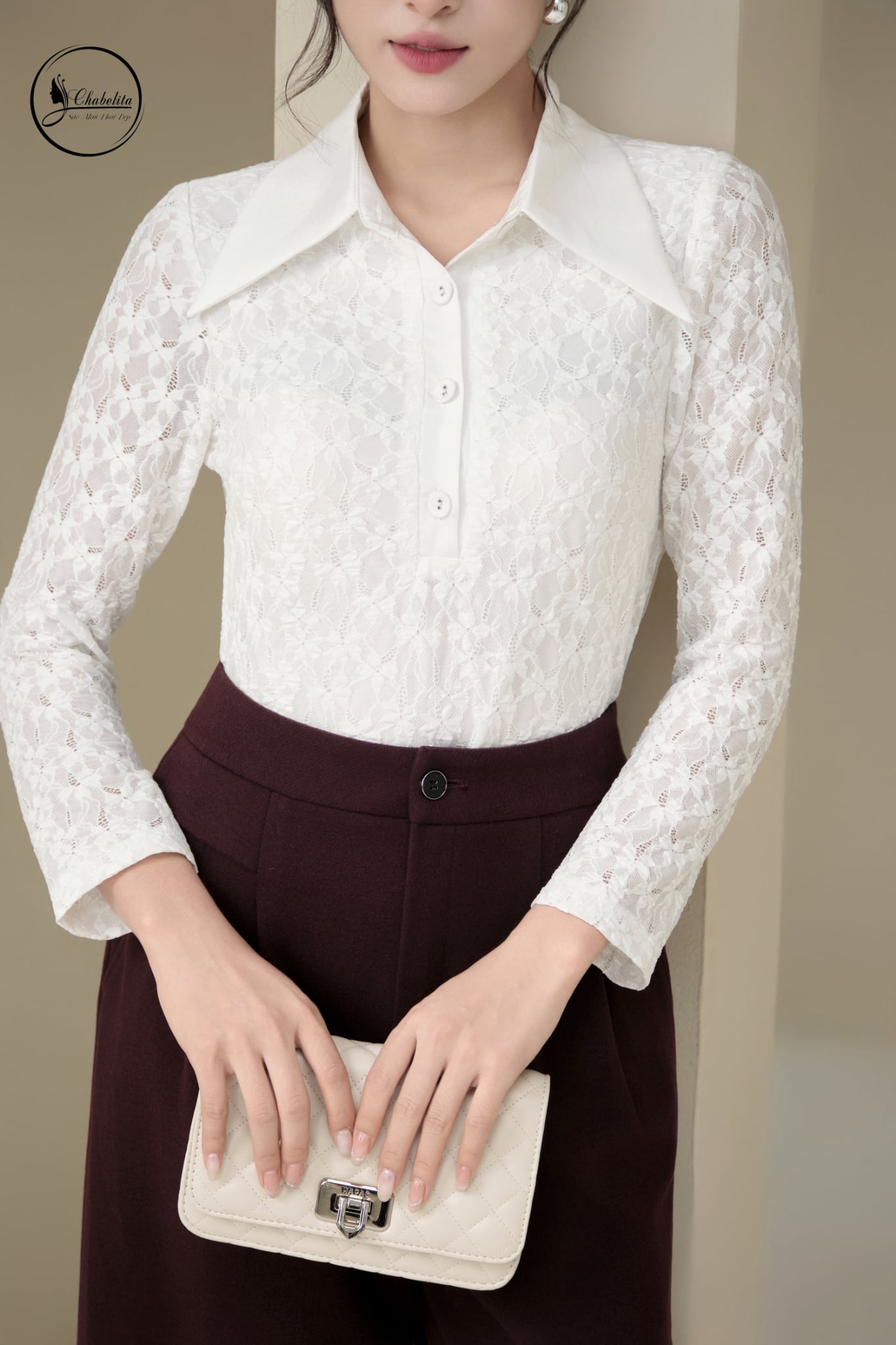 Áo ren dài tay phối cổ nhọn màu trắng