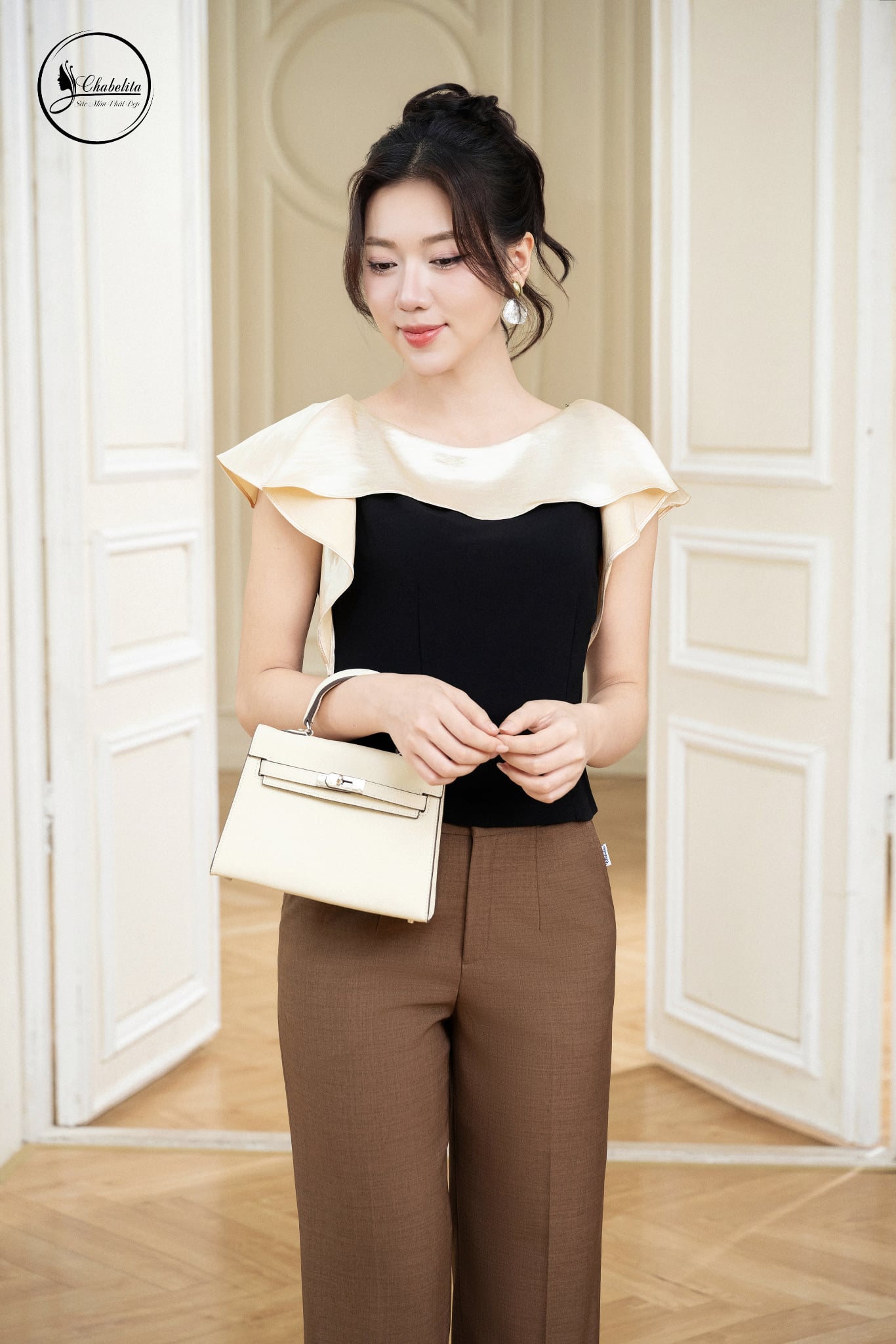 Áo cổ tròn phối màu be