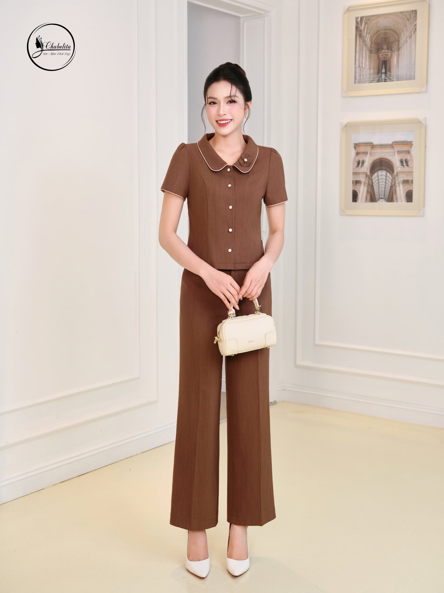 Áo sơ mi cổ sen phối viền đính hoa màu vàng