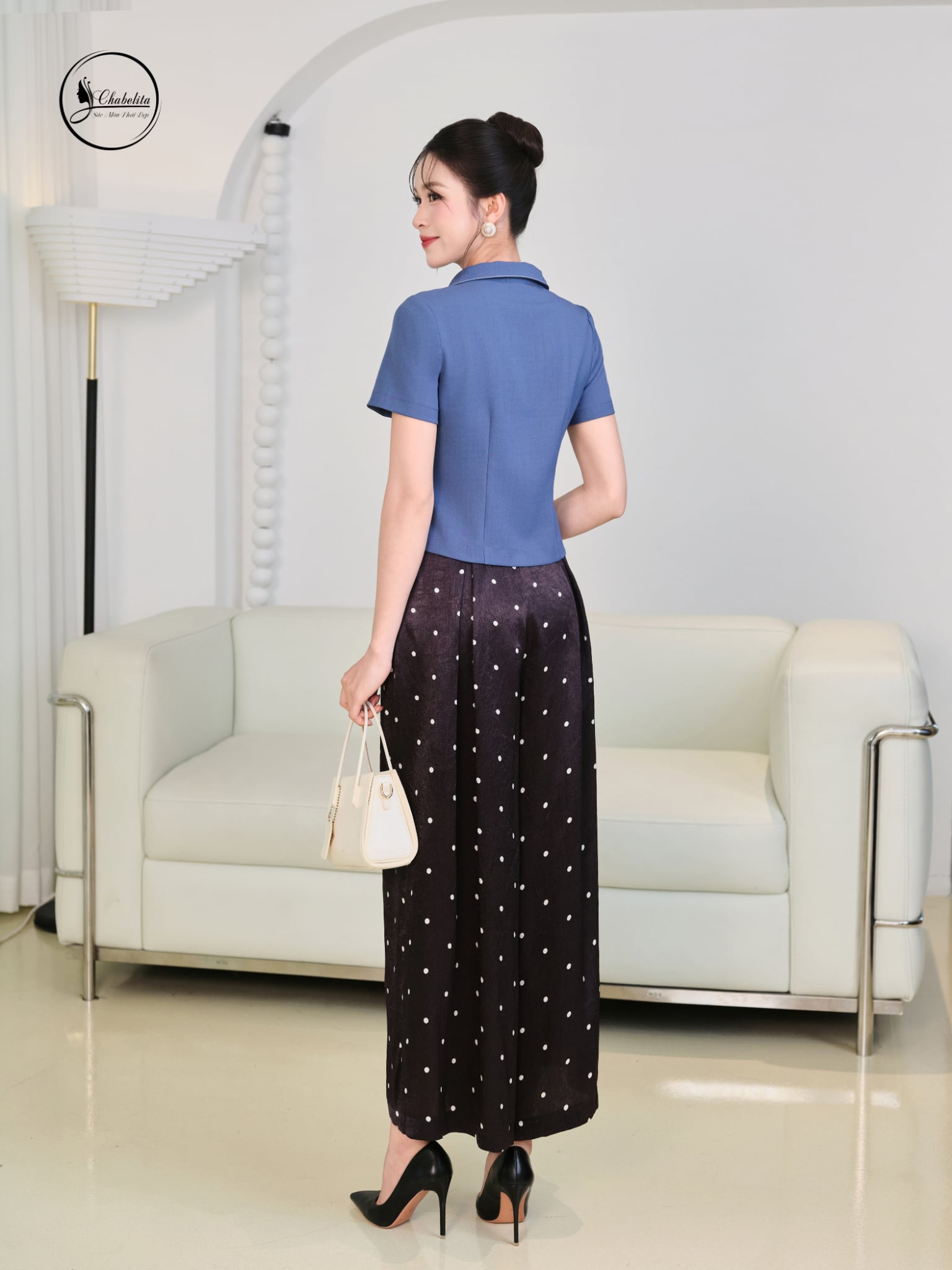 Áo sơ mi cổ sen phối viền màu xanh