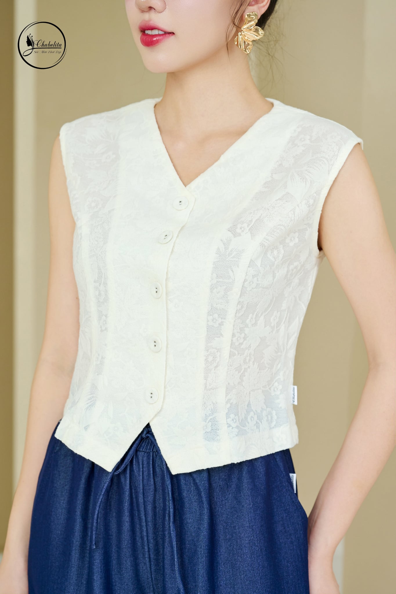 Áo sơ mi ren sát nách cổ tim màu trắng