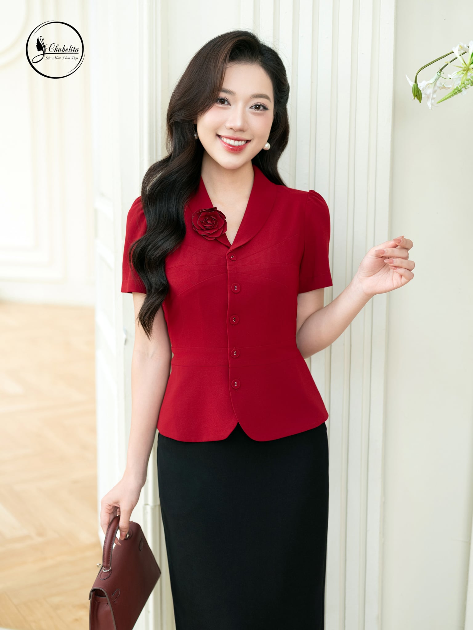 Áo cổ leo màu đỏ đính hoa