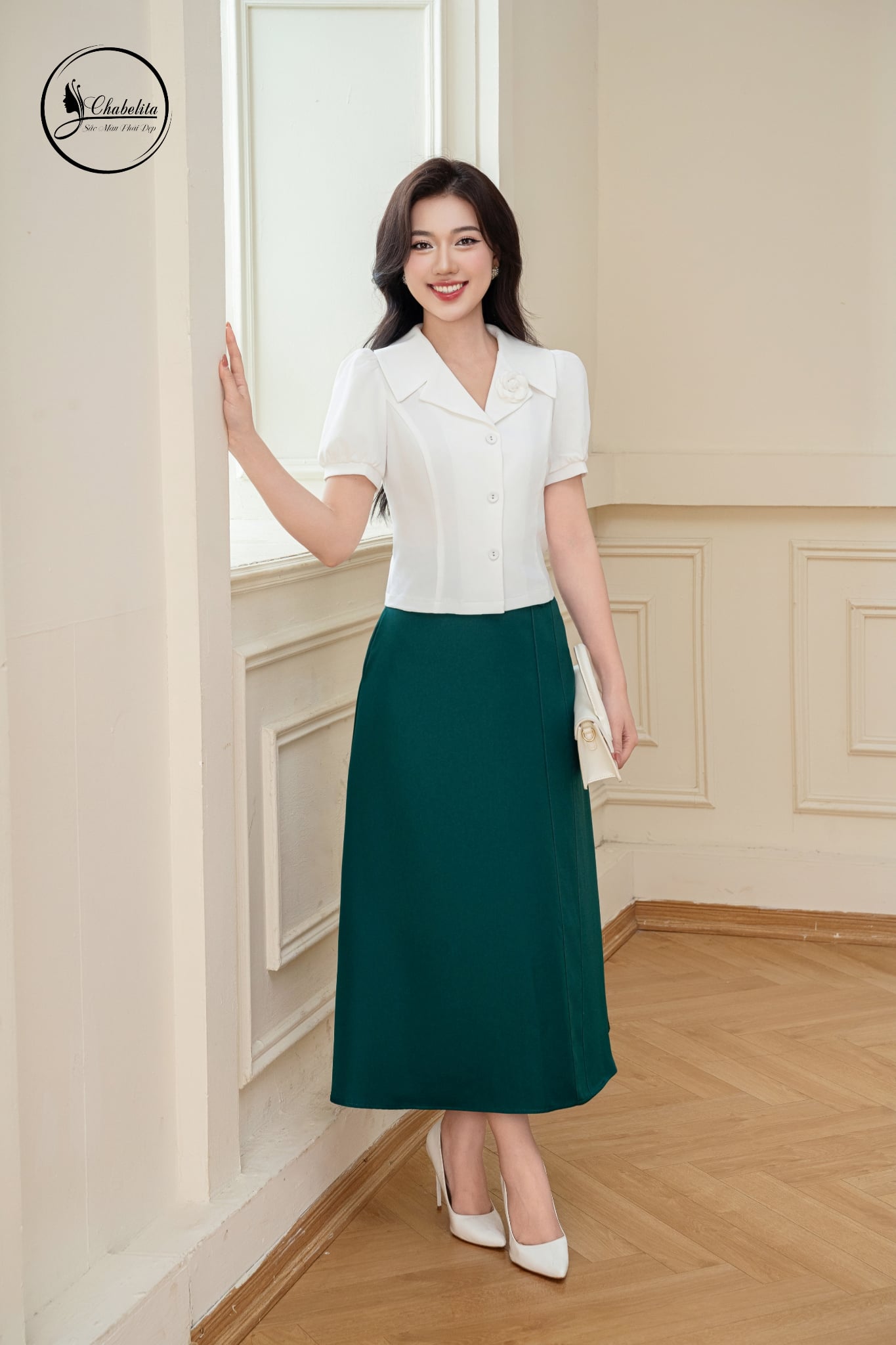 Áo sơ mi cổ vest đính hoa tay lỡ màu trắng