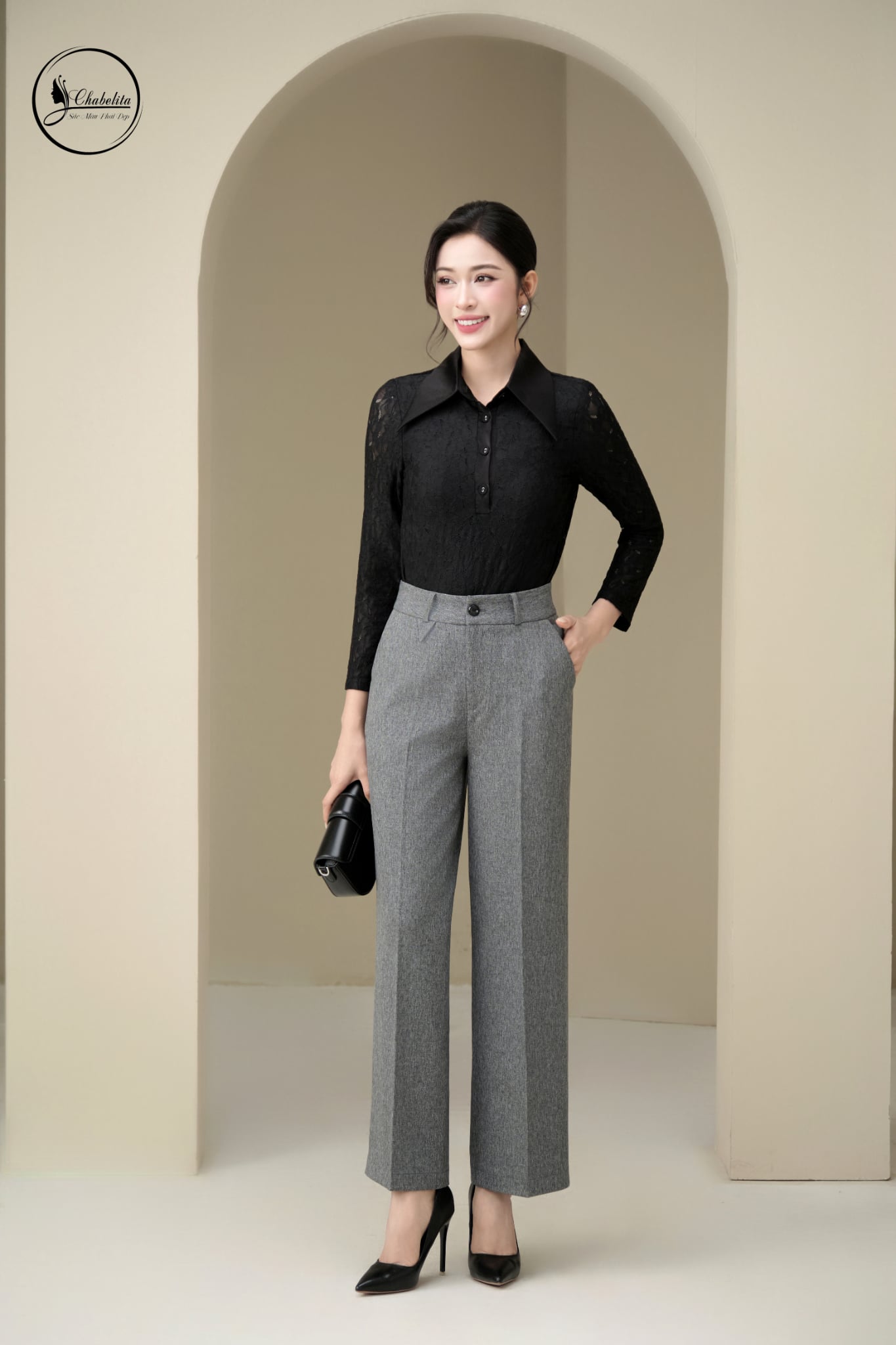 Áo ren dài tay phối cổ nhọn màu đen