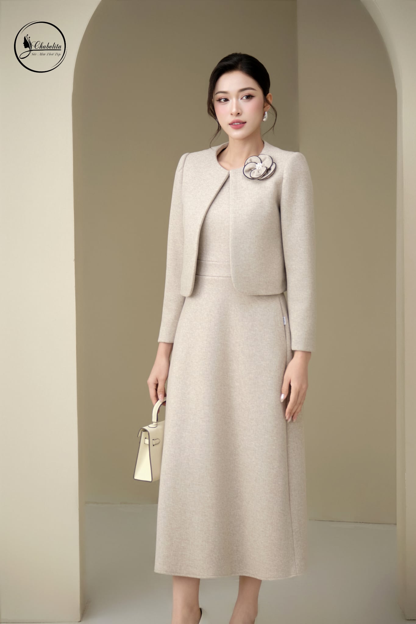 Áo vest cổ tròn đính hoa màu be