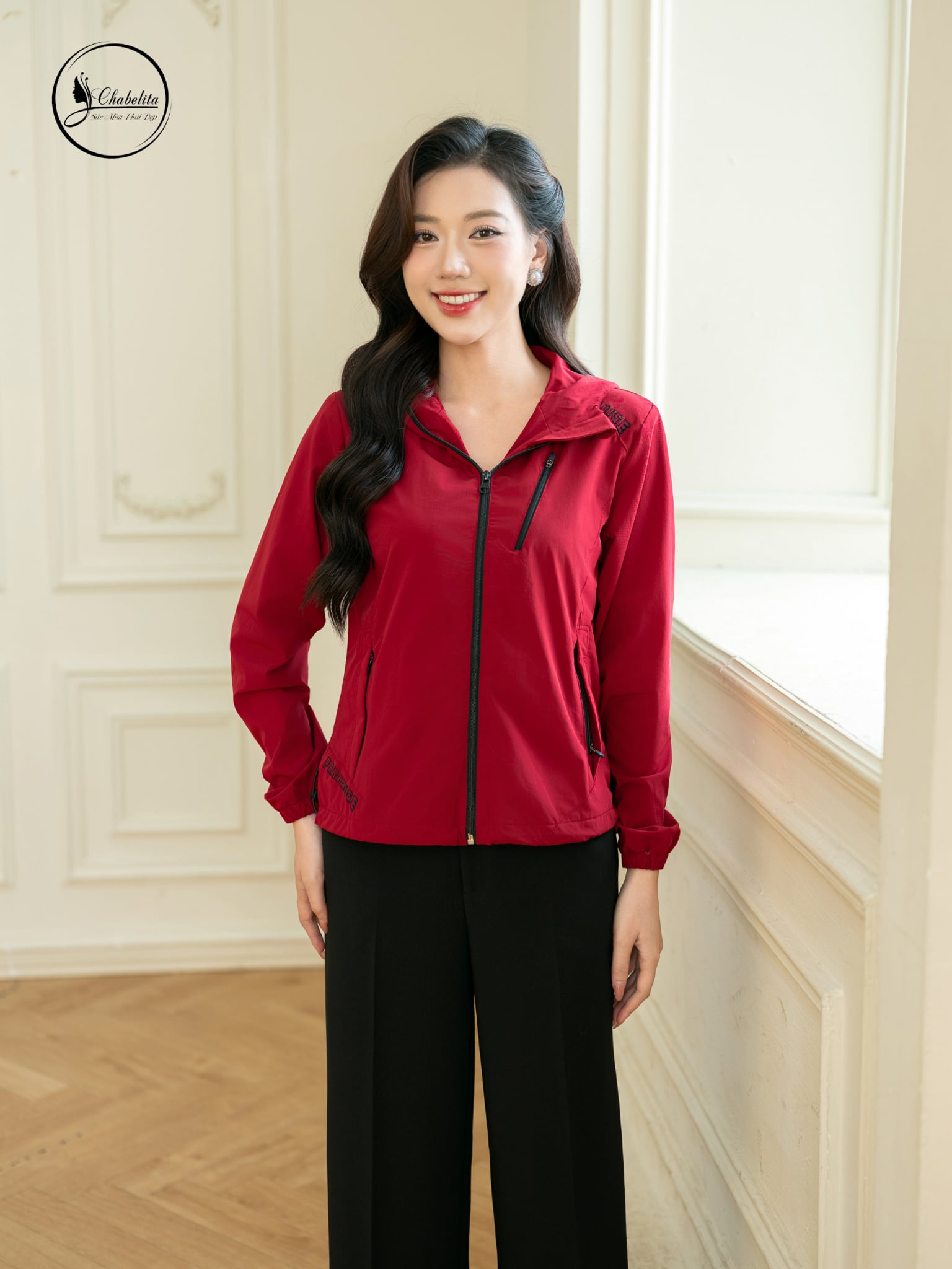Áo khoác gió có mũ màu đỏ