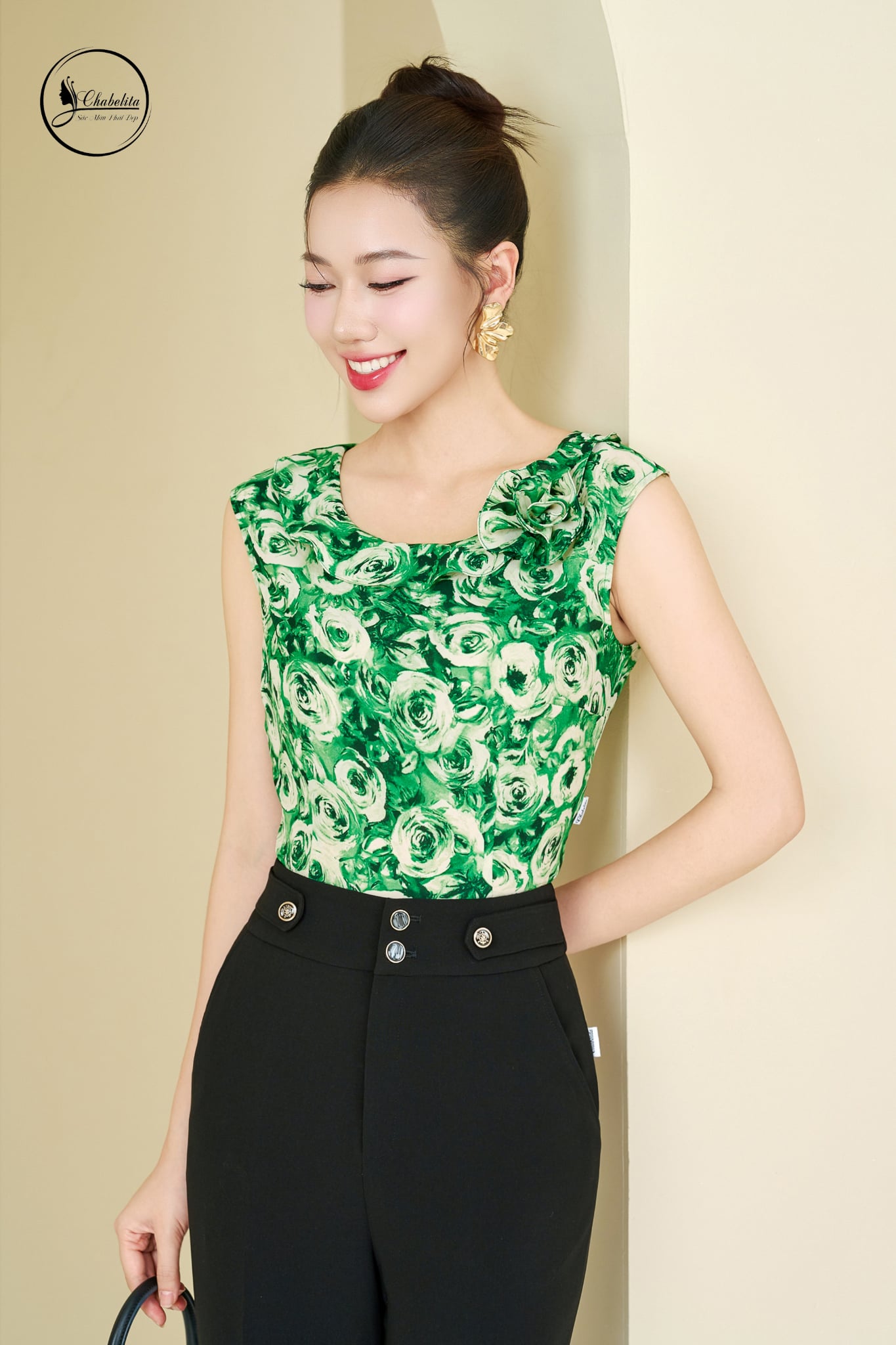 Áo sát nách cổ tròn đính hoa xanh