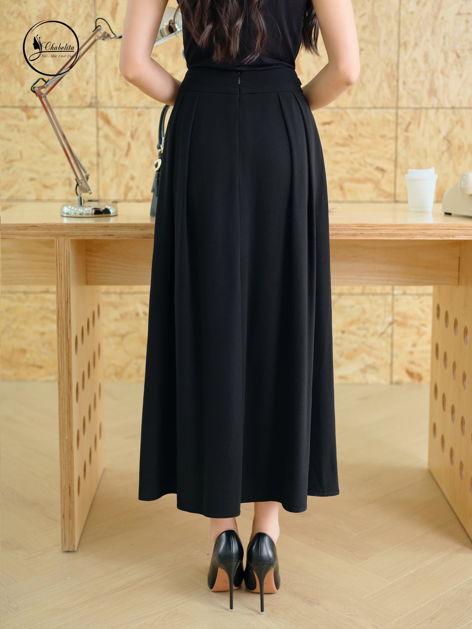 Chân váy xòe cạp cách điệu màu đen