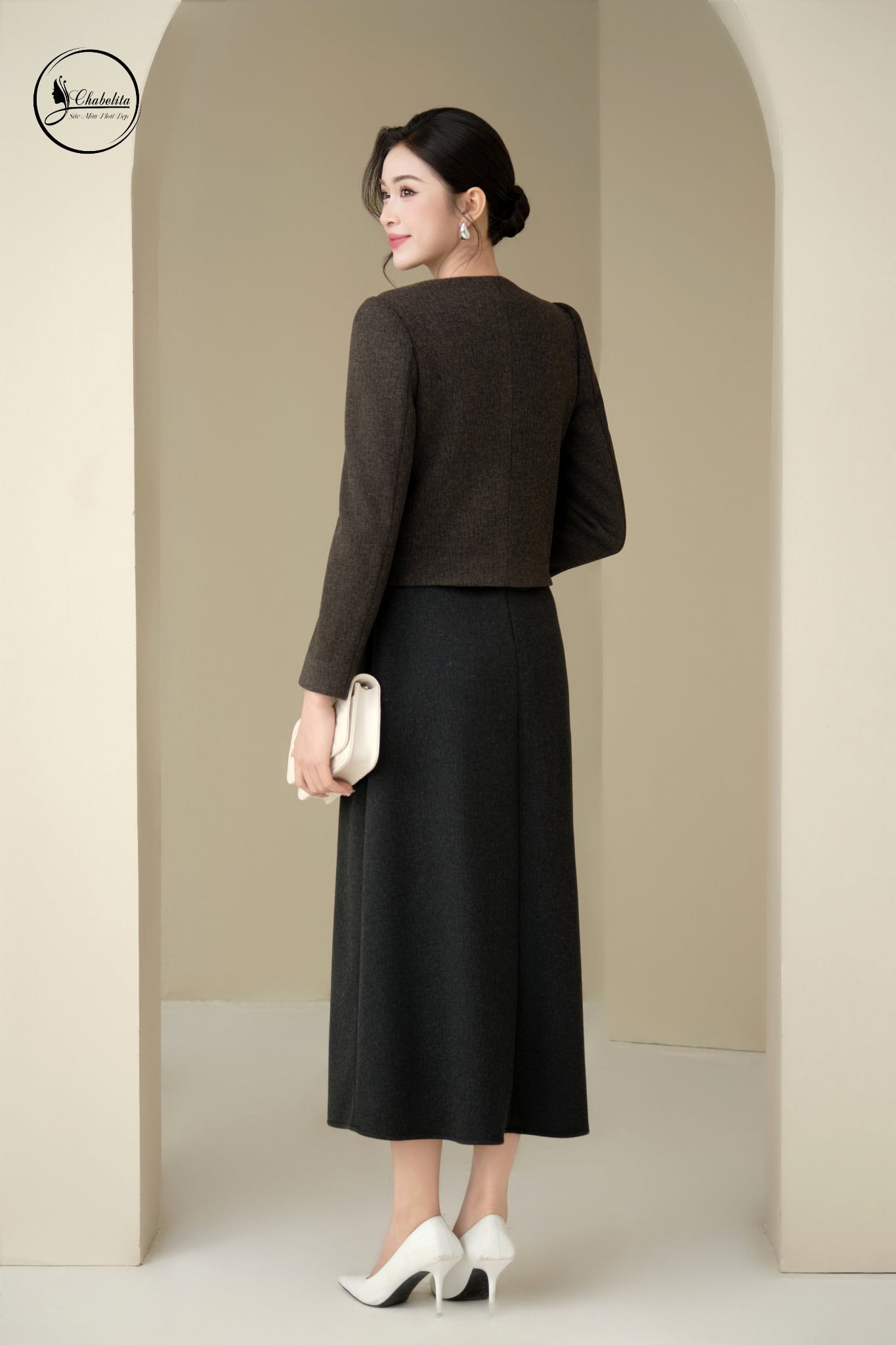 Áo vest cổ tròn đính hoa màu đen trì