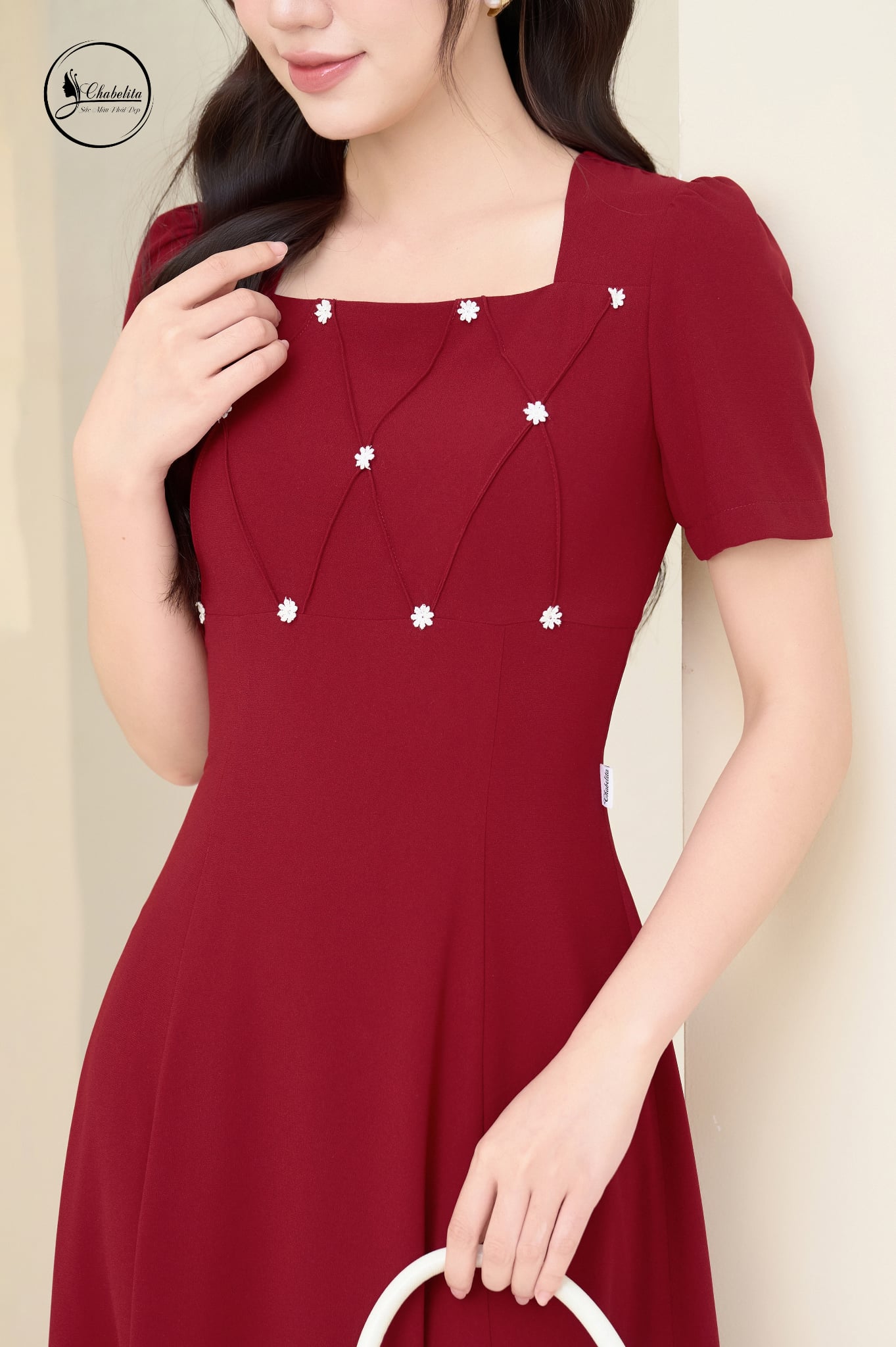 Đầm tay lỡ cổ vuông đính hoa nhí màu đô