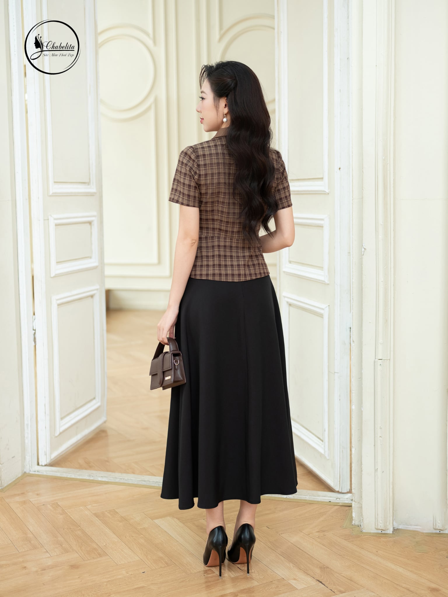 Áo sơ mi phối cổ vest kẻ đen