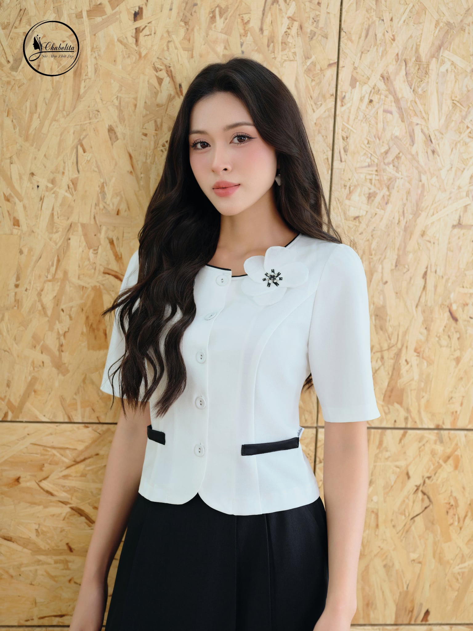Áo sơ mi tay lỡ cổ tròn đính hoa màu trắng