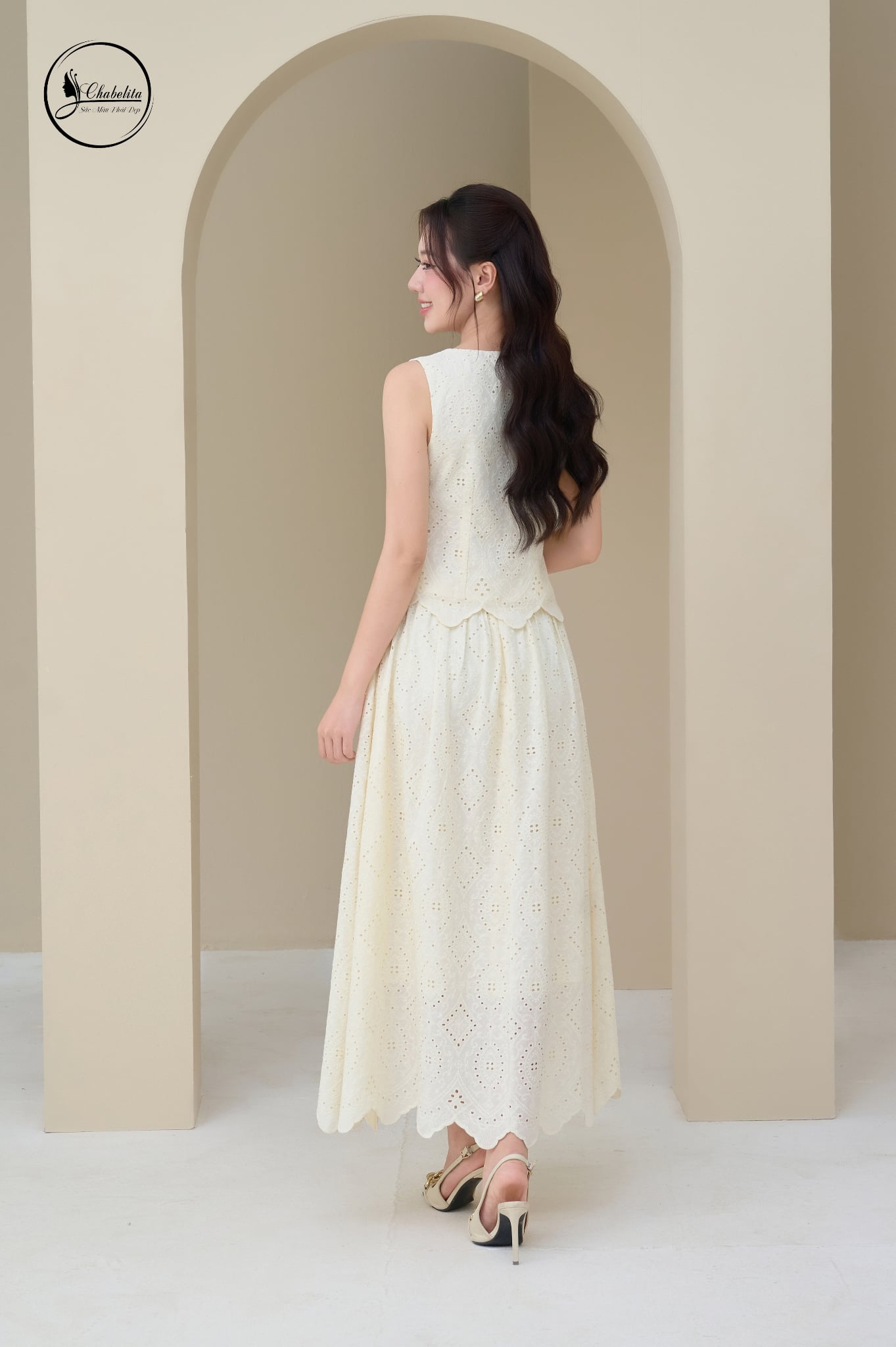 Áo ren sát nách cổ tròn màu be