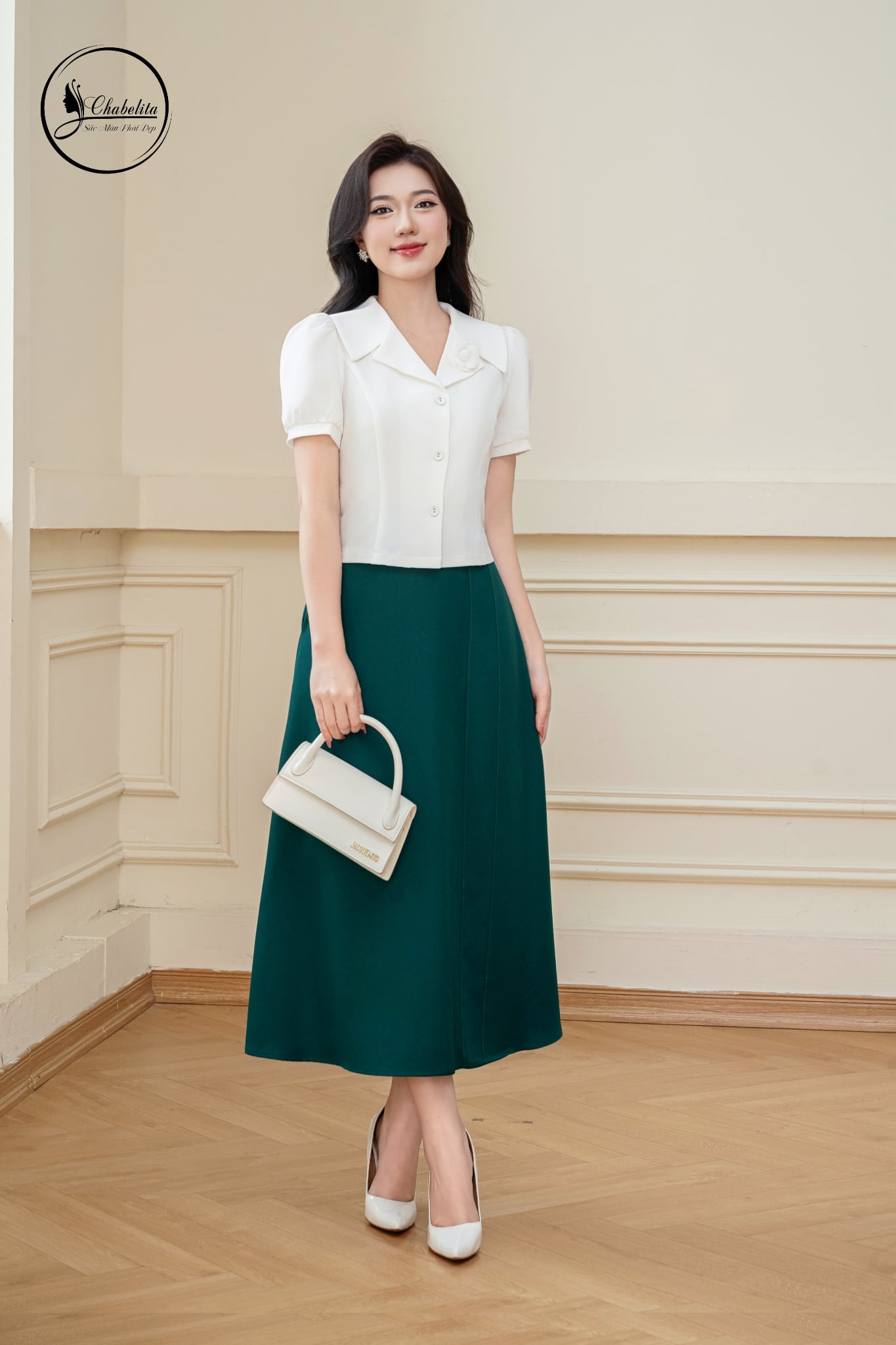 Áo sơ mi cổ vest đính hoa tay lỡ màu trắng