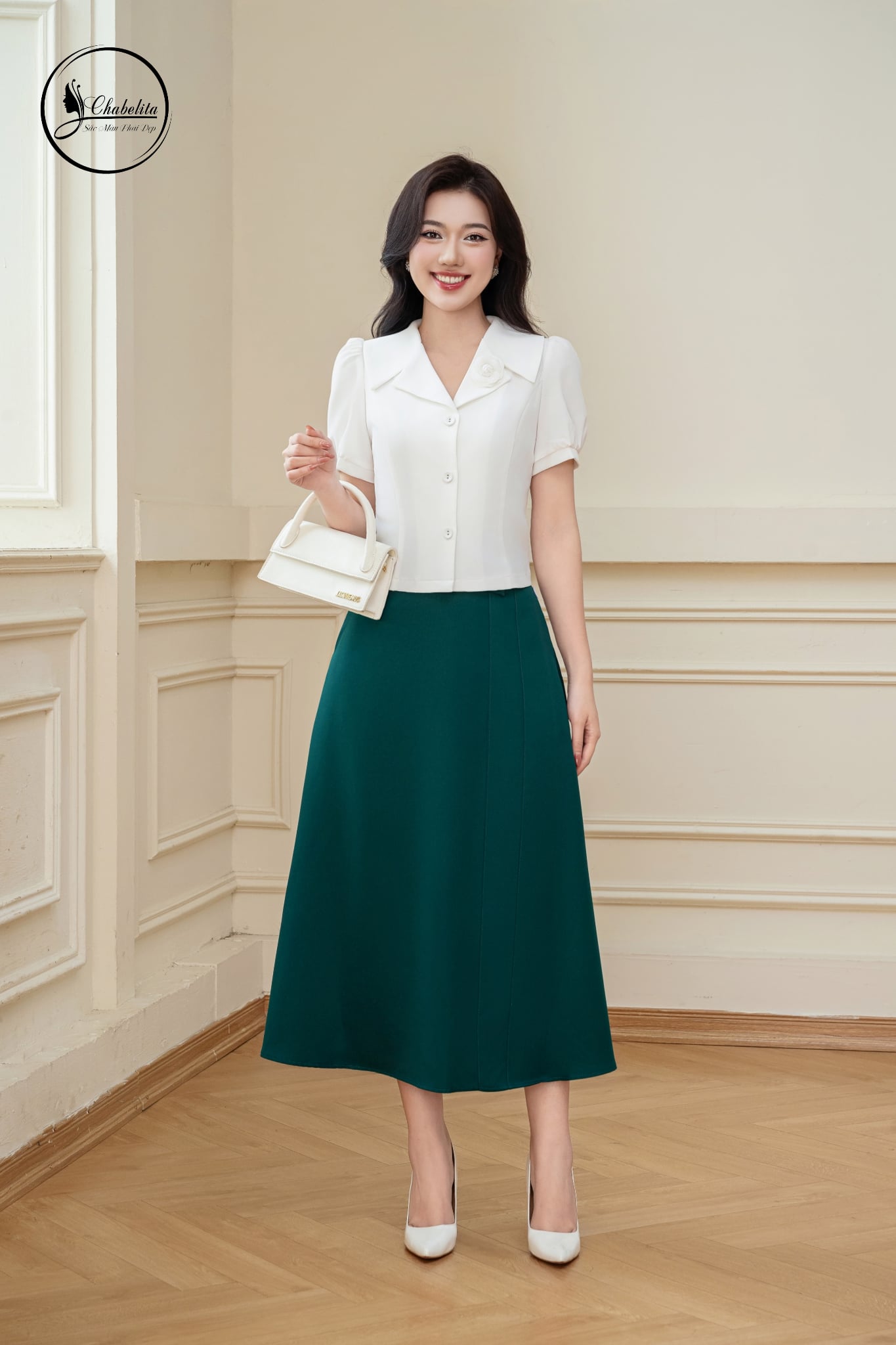 Áo sơ mi cổ vest đính hoa tay lỡ màu trắng