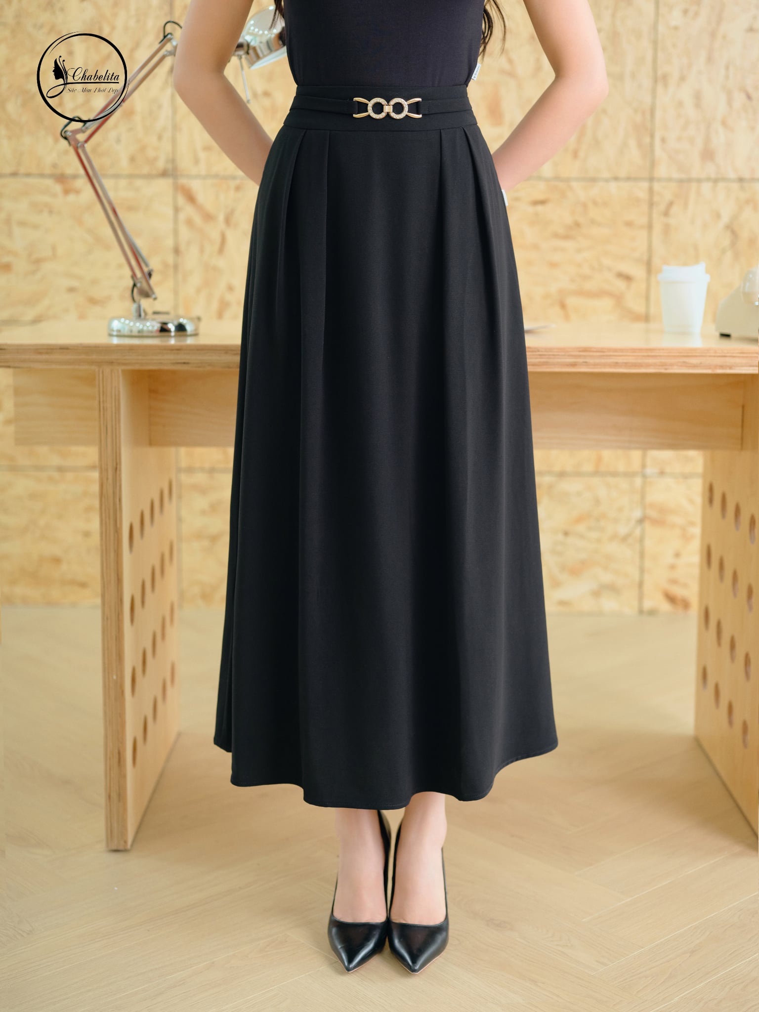 Chân váy xòe cạp cách điệu màu đen