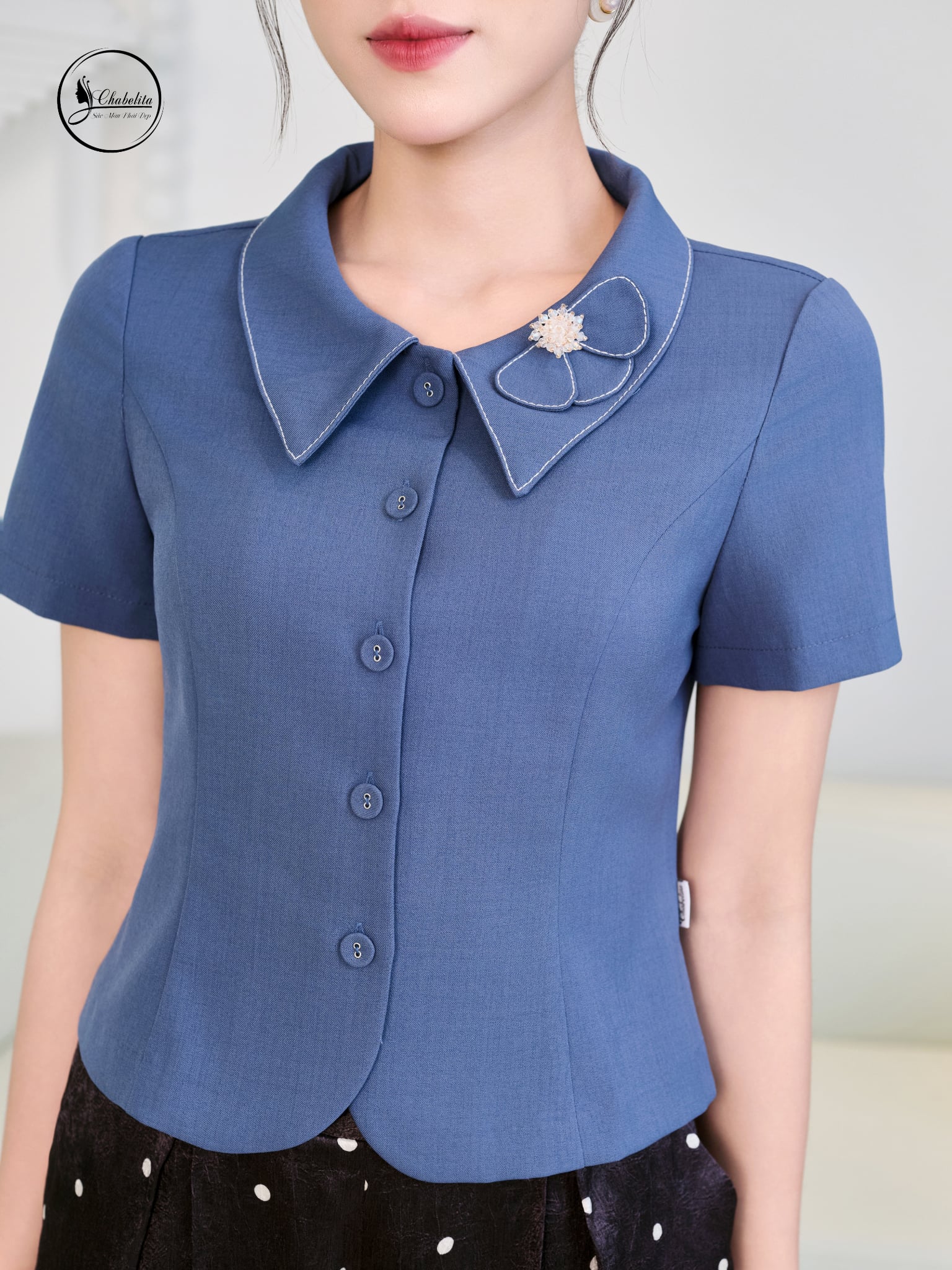 Áo sơ mi cổ sen phối viền màu xanh