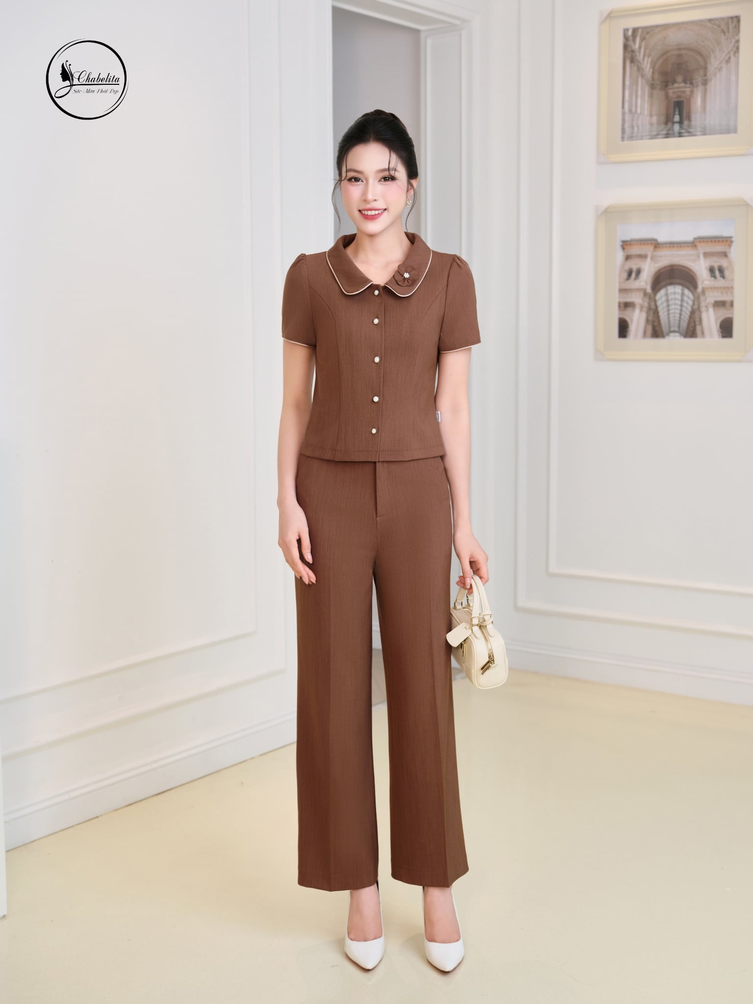 Áo sơ mi cổ sen phối viền đính hoa màu vàng