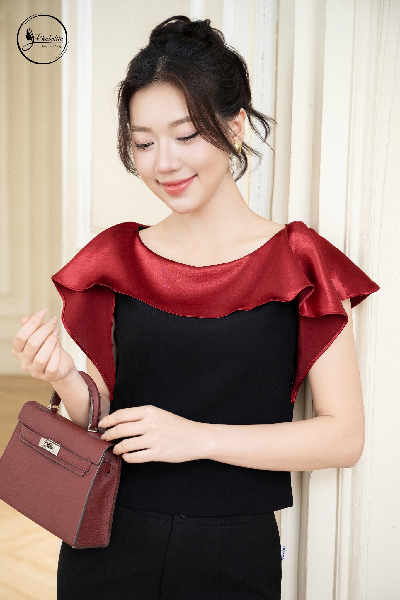 Áo cổ tròn phối màu đỏ