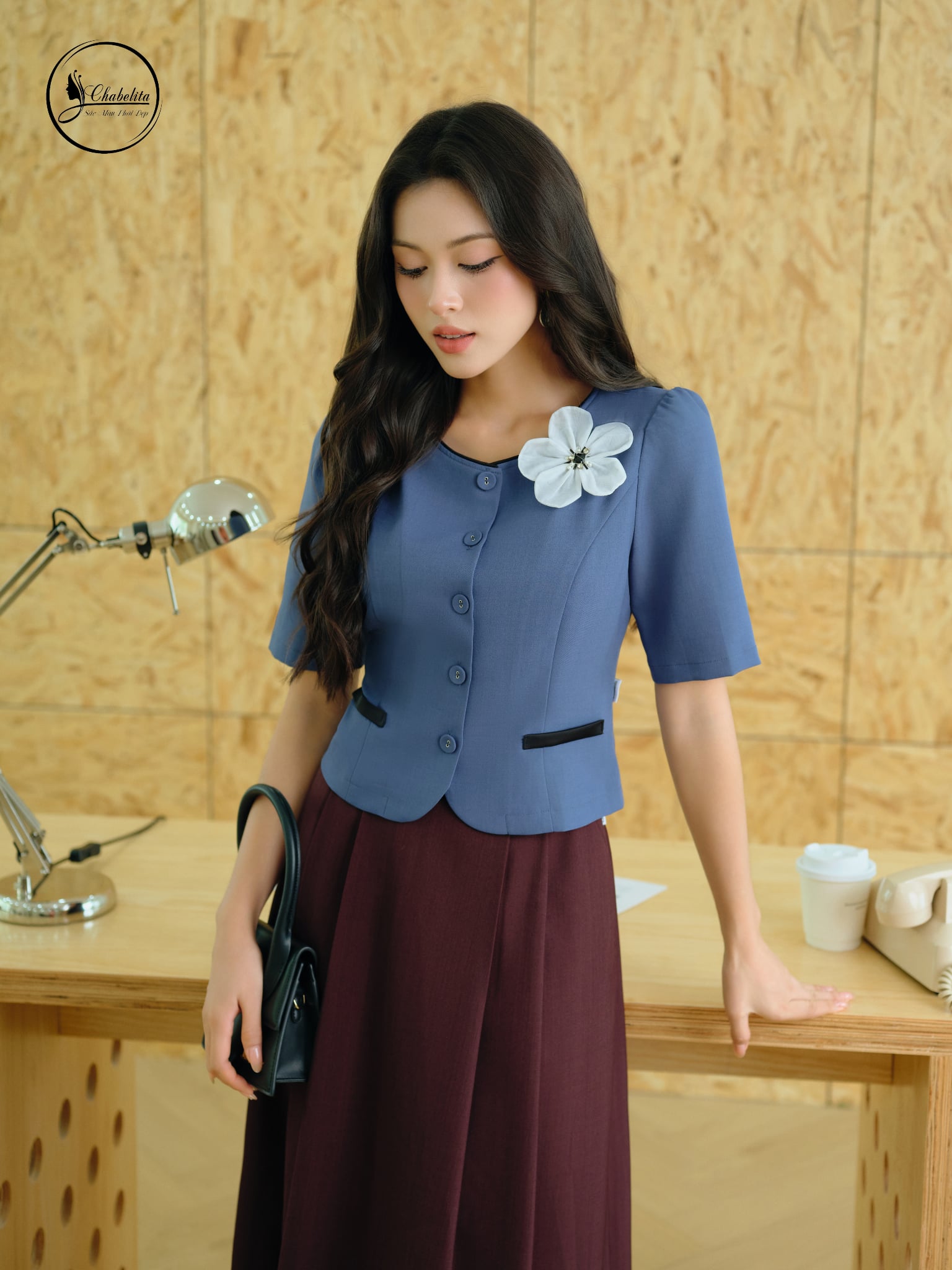 Áo sơ mi tay lỡ cổ tròn đính hoa màu xanh