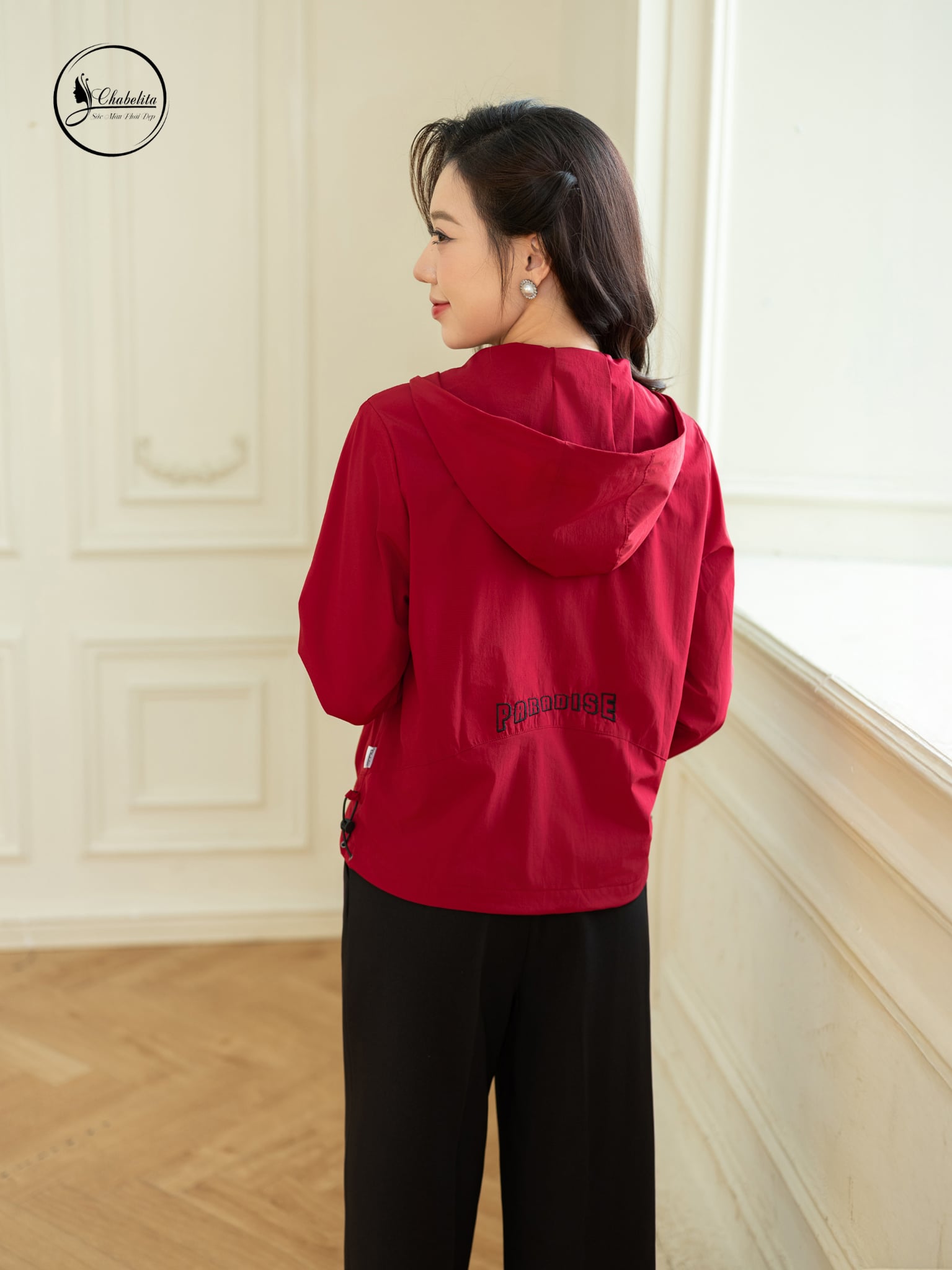 Áo khoác gió có mũ màu đỏ