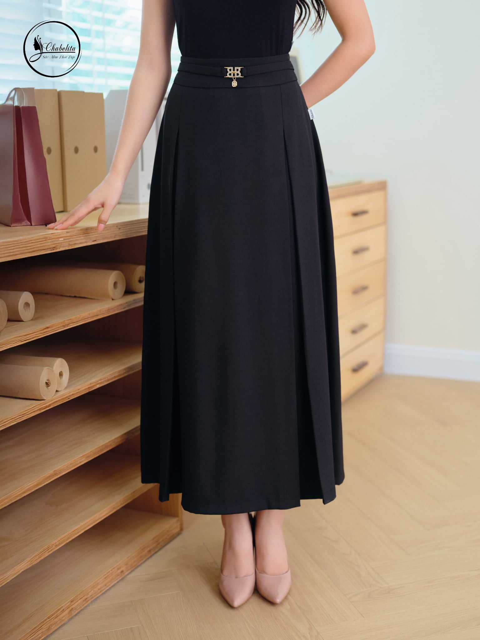 Chân váy xòe cạp cách điệu màu đen