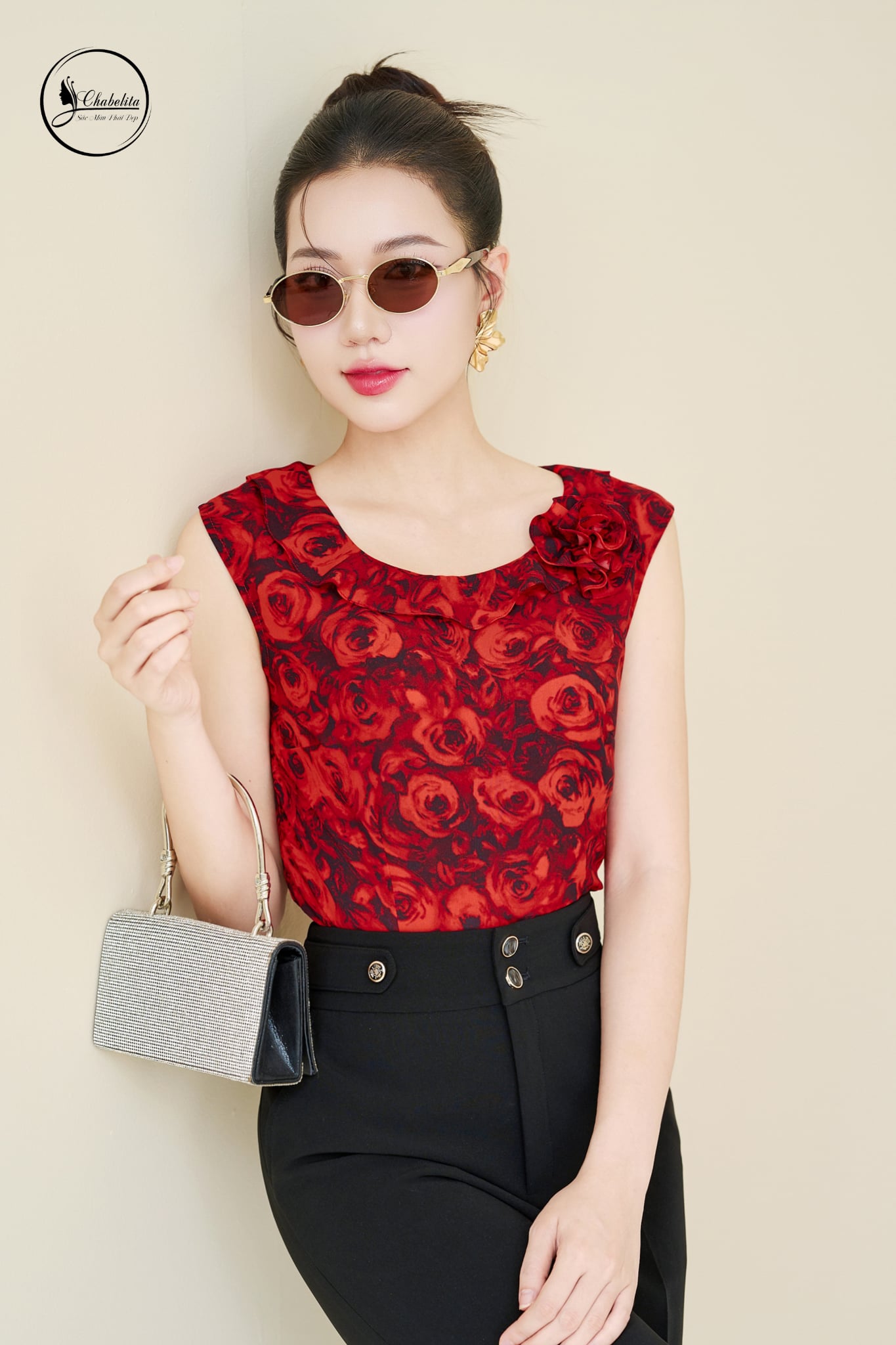 Áo sát nách cổ tròn đính hoa đỏ