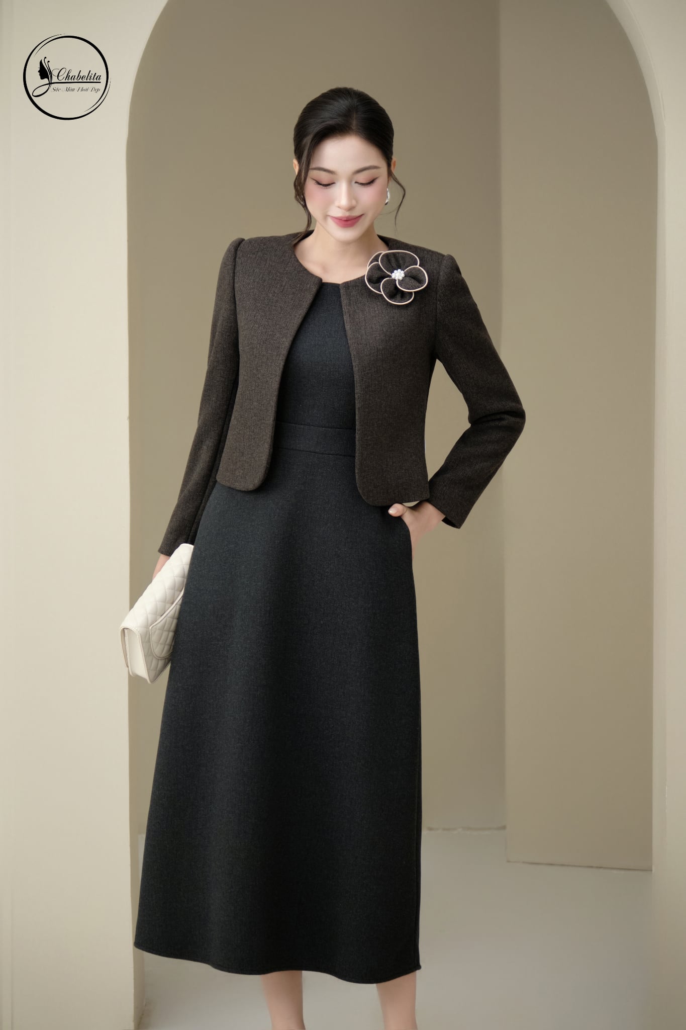 Áo vest cổ tròn đính hoa màu đen trì