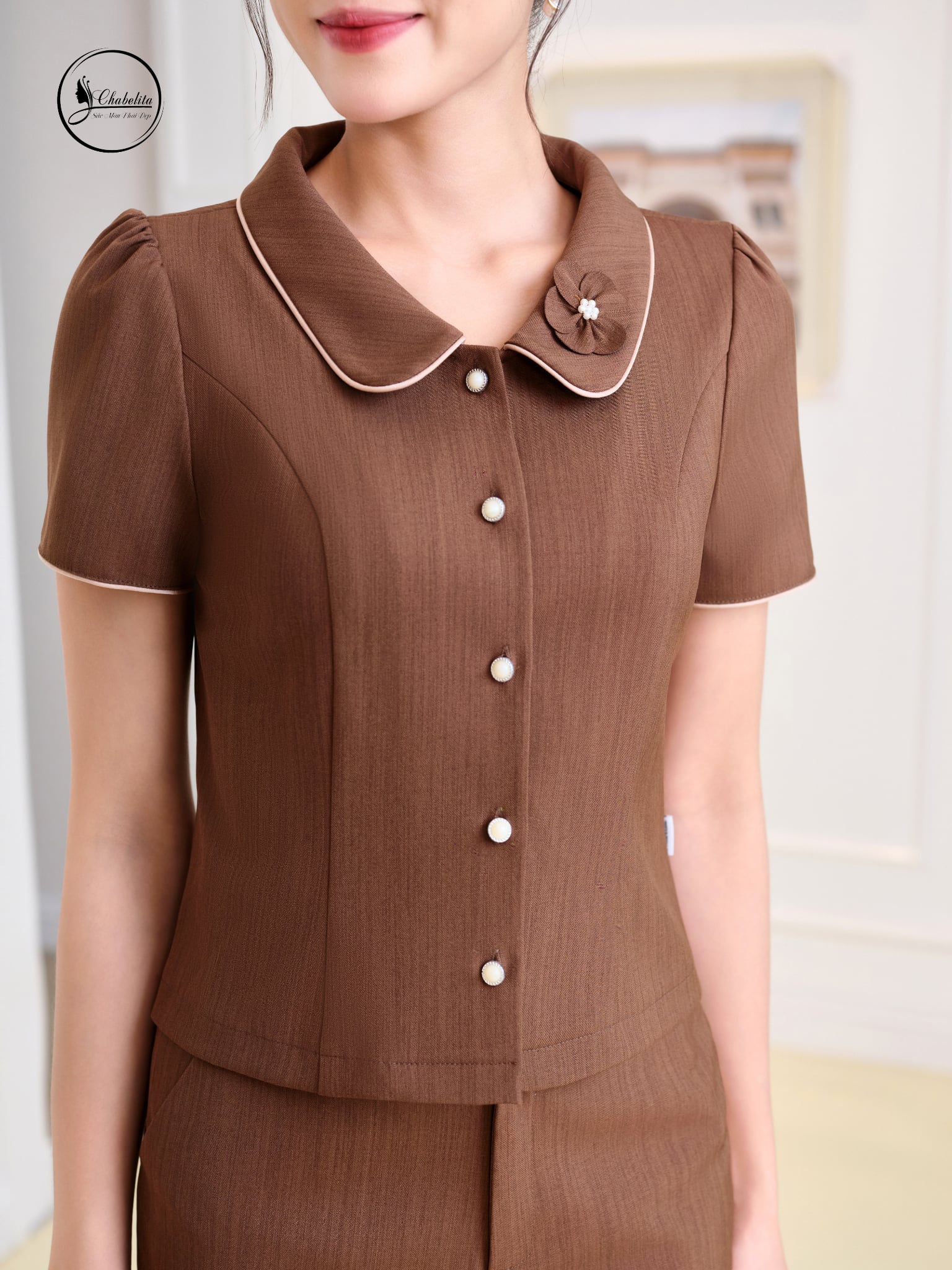 Áo sơ mi cổ sen phối viền đính hoa màu vàng