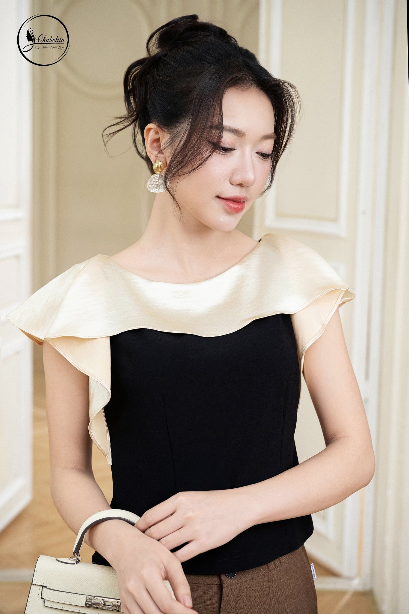 Áo cổ tròn phối màu be