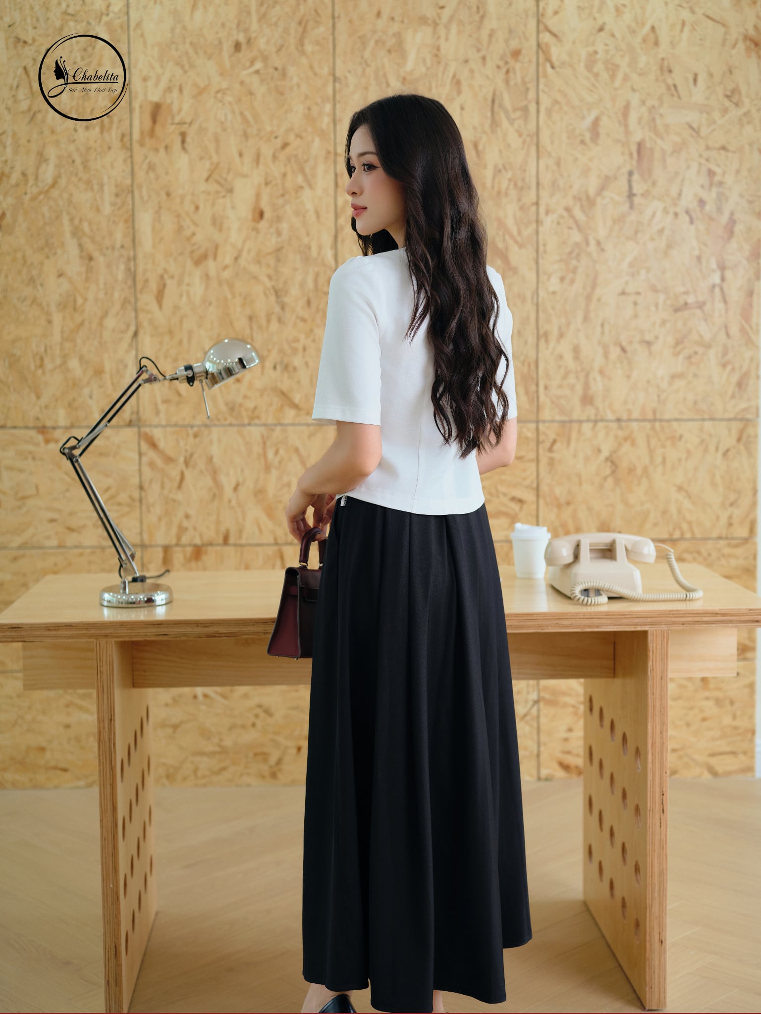 Áo sơ mi tay lỡ cổ tròn đính hoa màu trắng