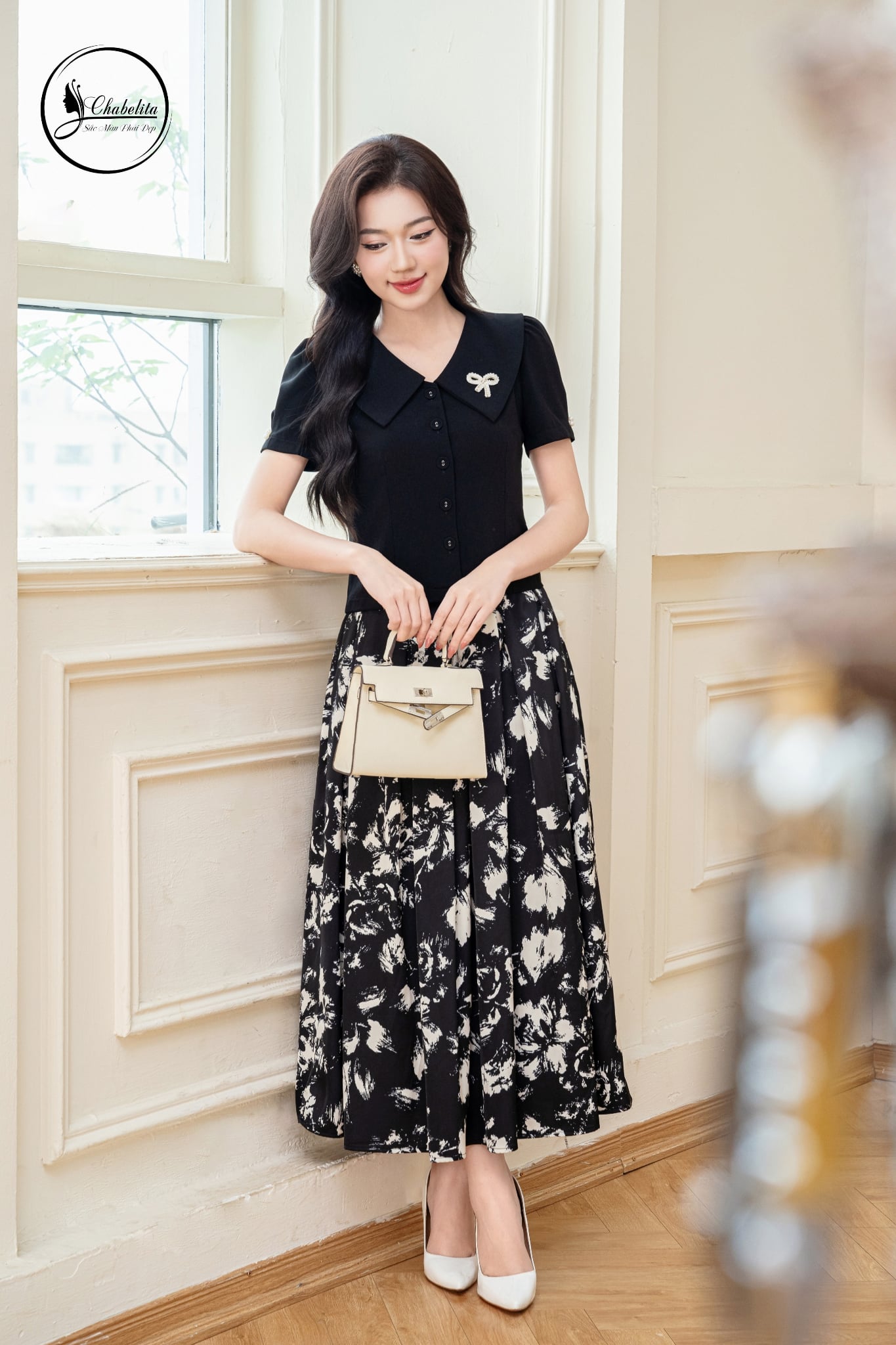 Áo sơ mi cổ sen nhọn tay lỡ màu đen