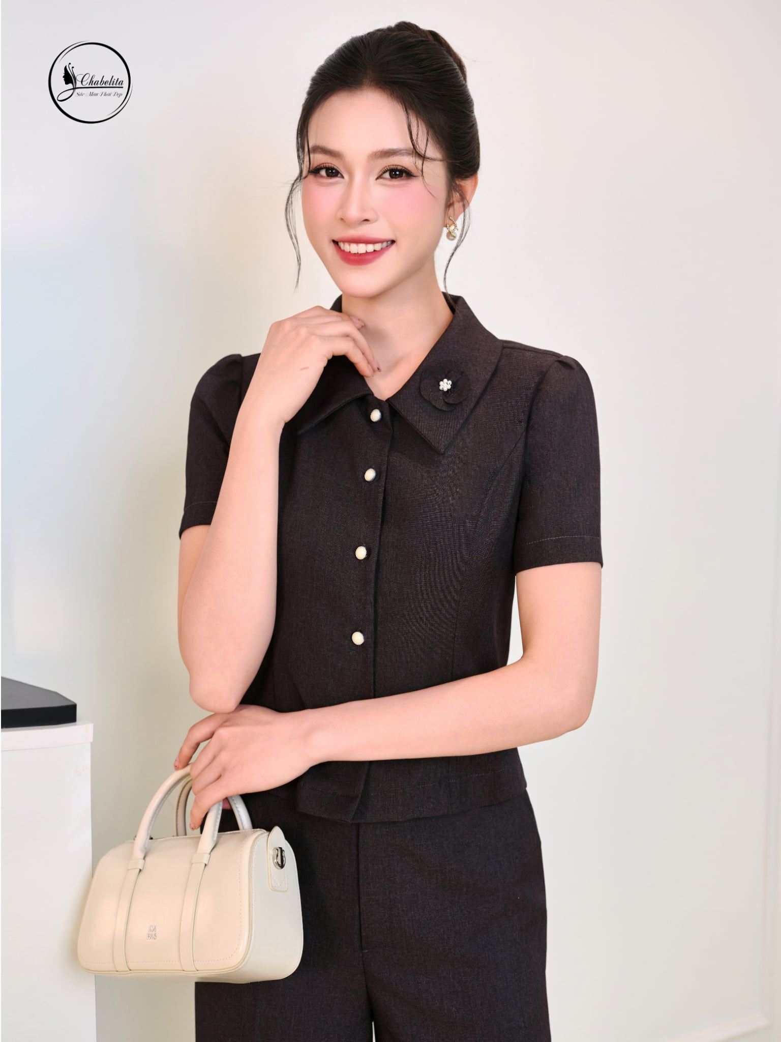 Áo sơ mi cổ đức đính hoa màu ghi