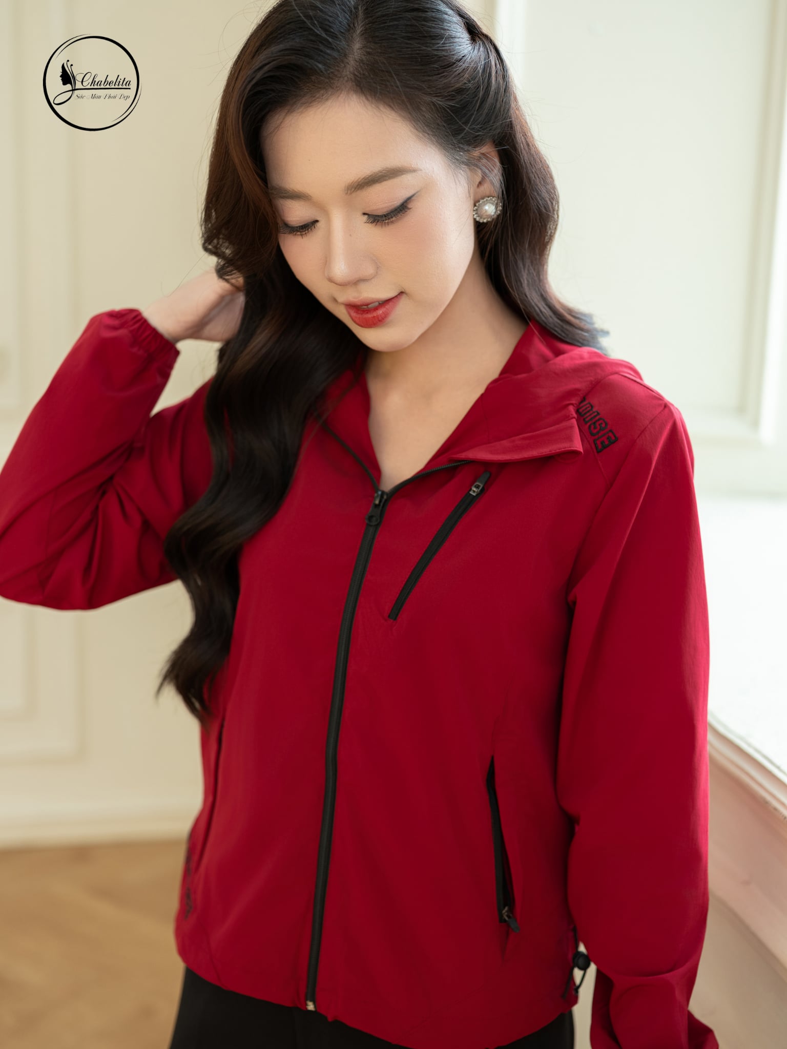 Áo khoác gió có mũ màu đỏ