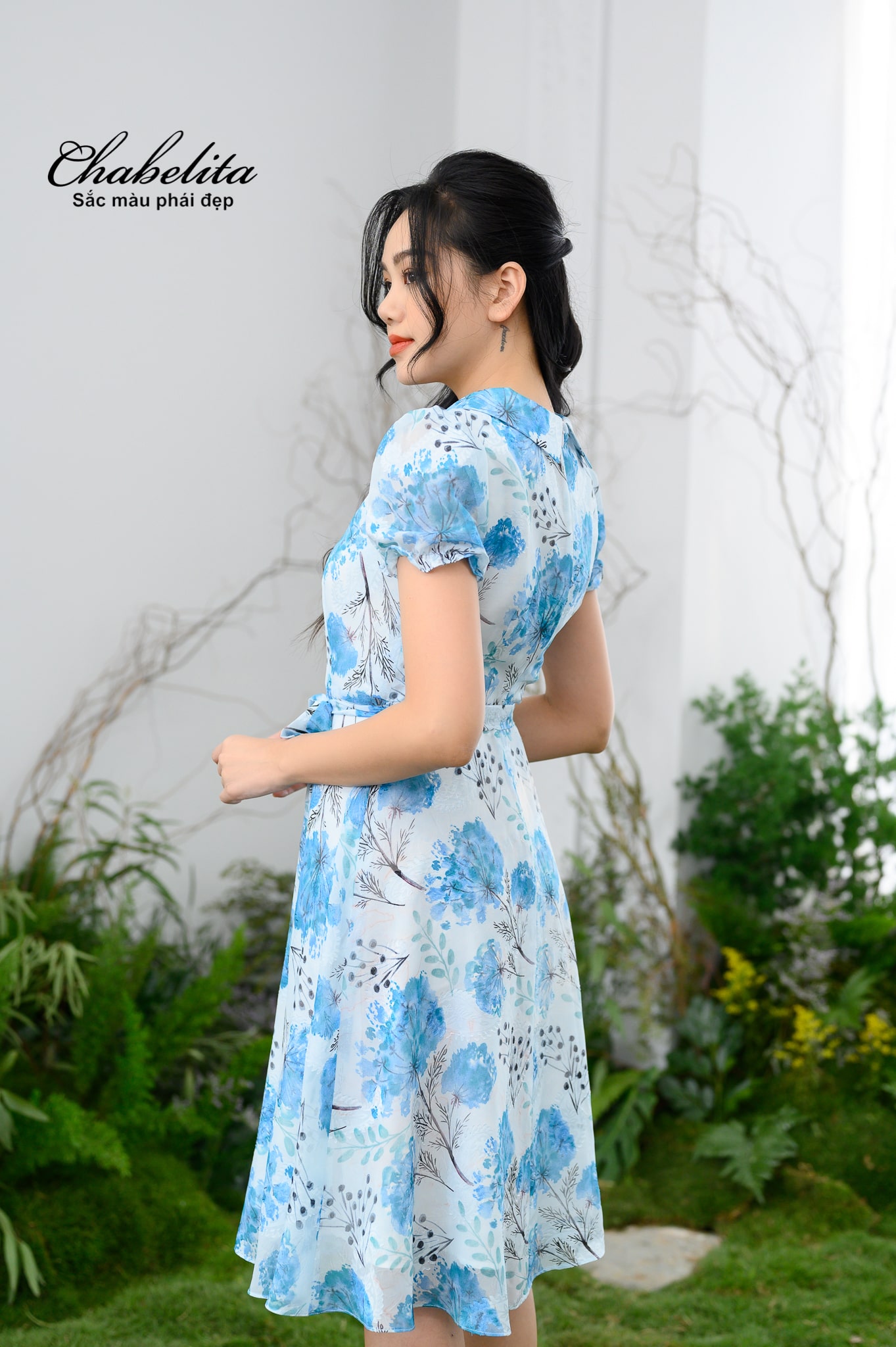 Đầm cổ tim tay loe màu xanh