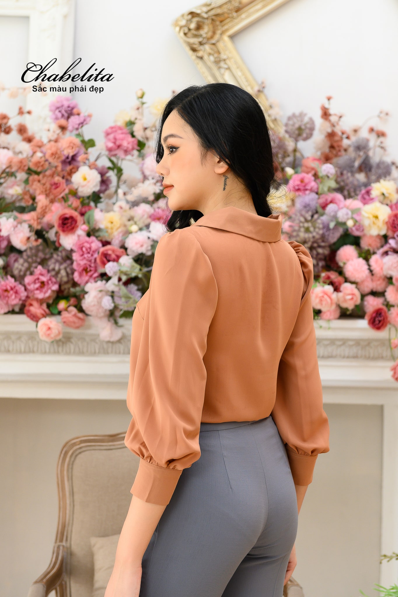 Sơ mi cổ đức tay loe rộng màu nâu