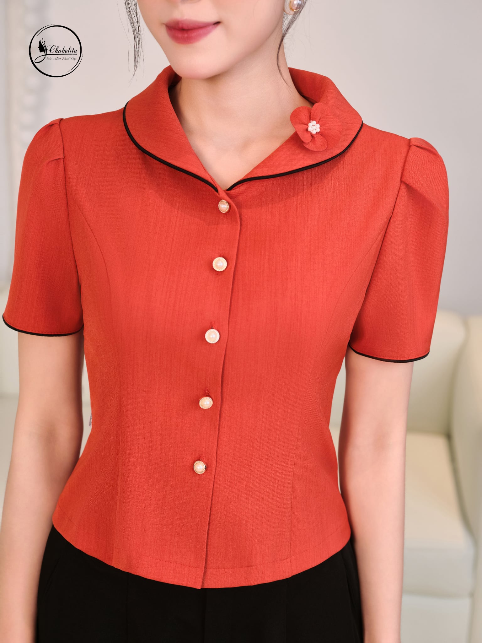 Áo sơ mi cổ sen đính hoa màu cam