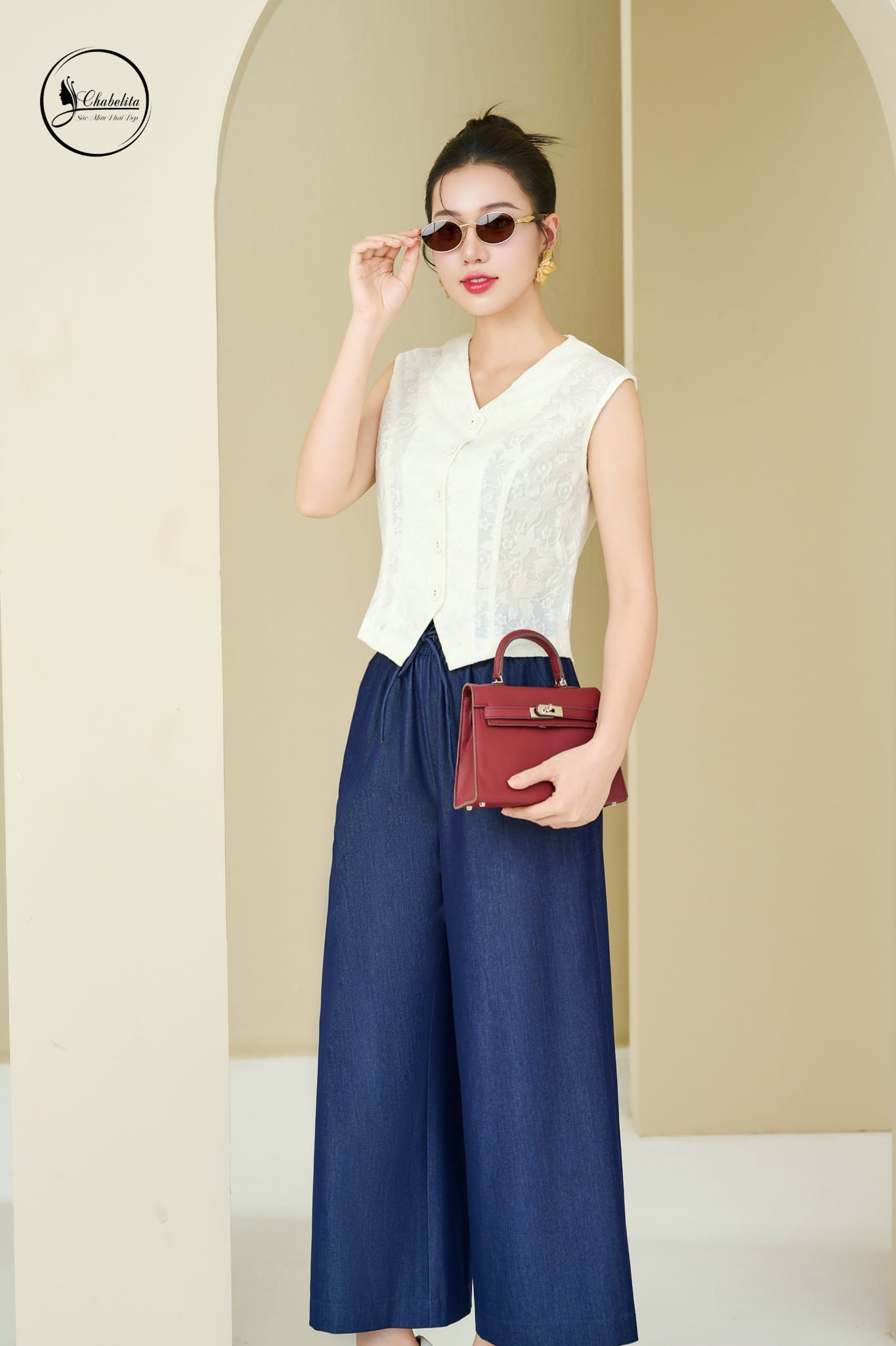 Áo sơ mi ren sát nách cổ tim màu trắng