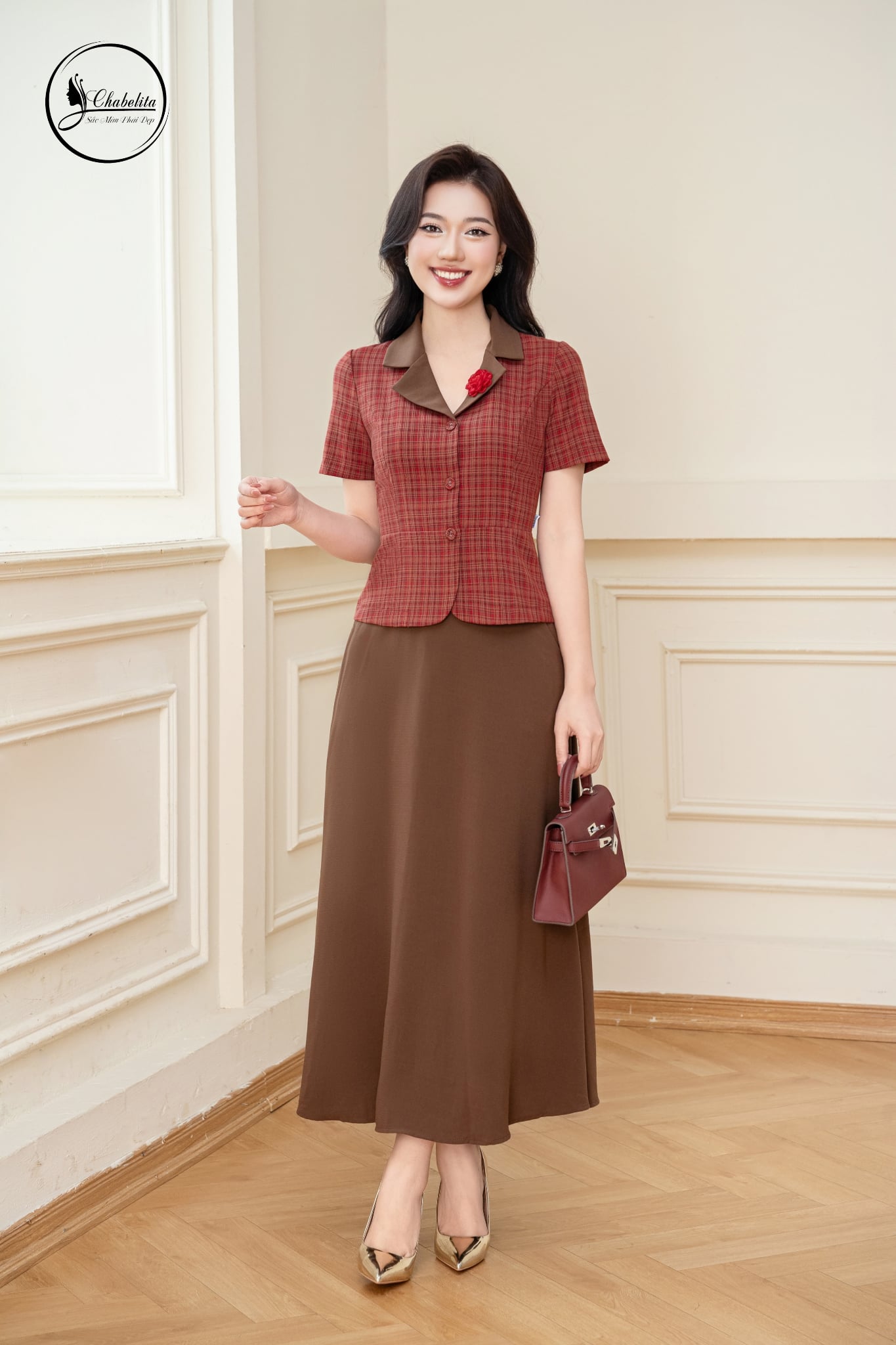 Áo kẻ cổ phối màu đỏ